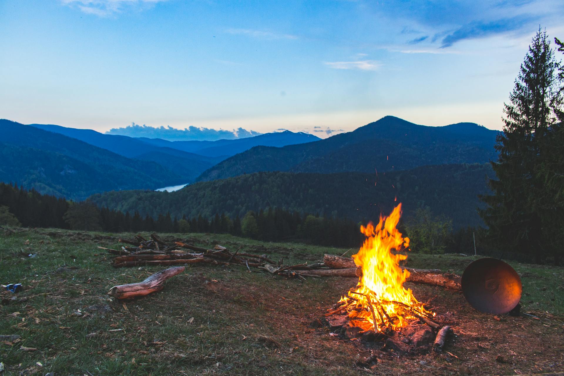 A campfire on a hill | Source: Pexels