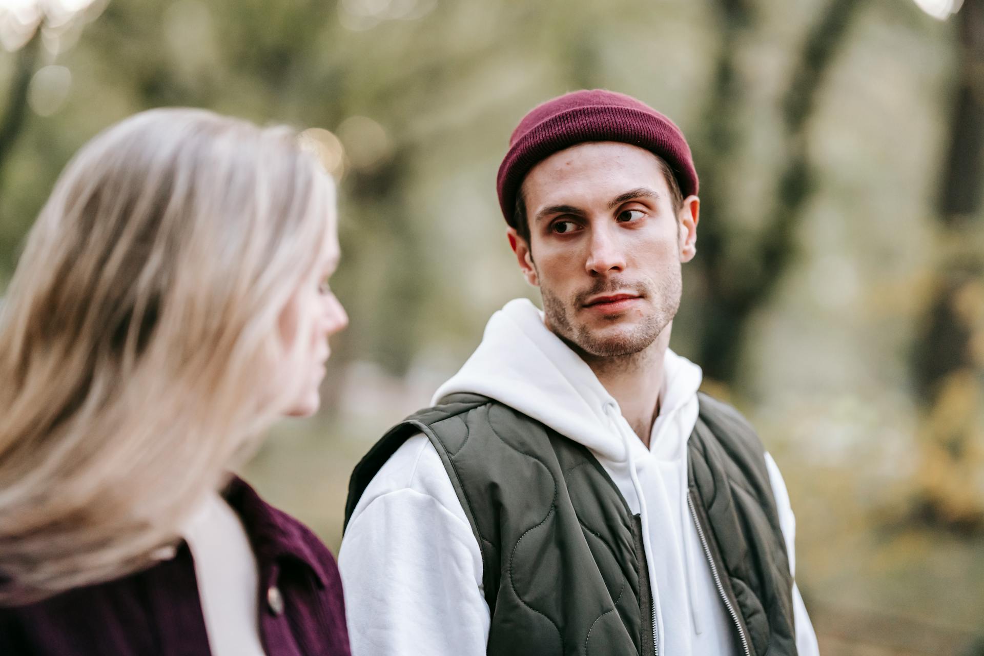 A man looking at a woman | Source: Pexels