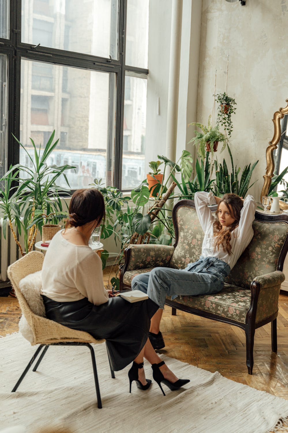 Two women talking | Source: Pexels