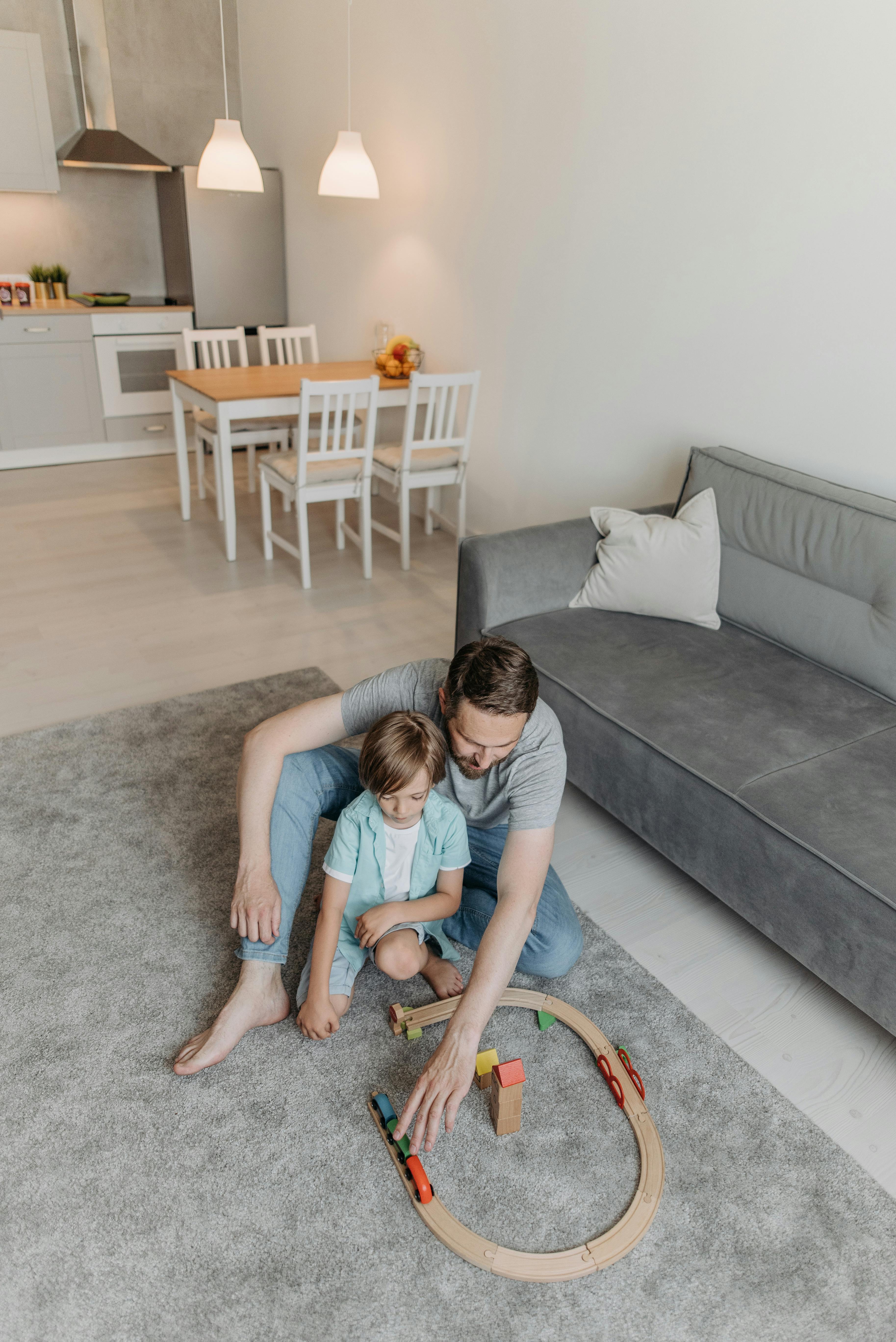 A father and son playing | Source: Pexels