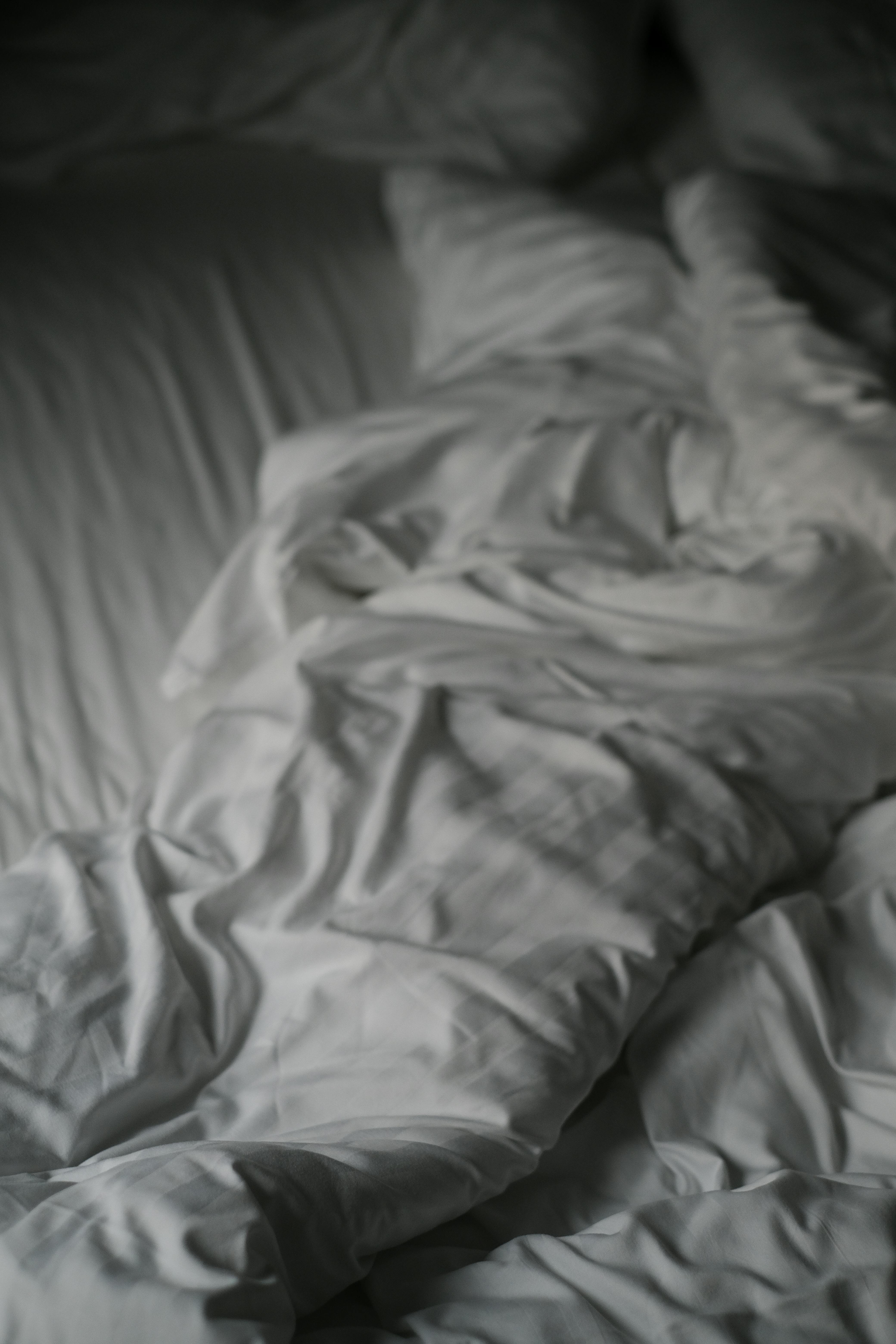 A white comforter on a bed | Source: Pexels