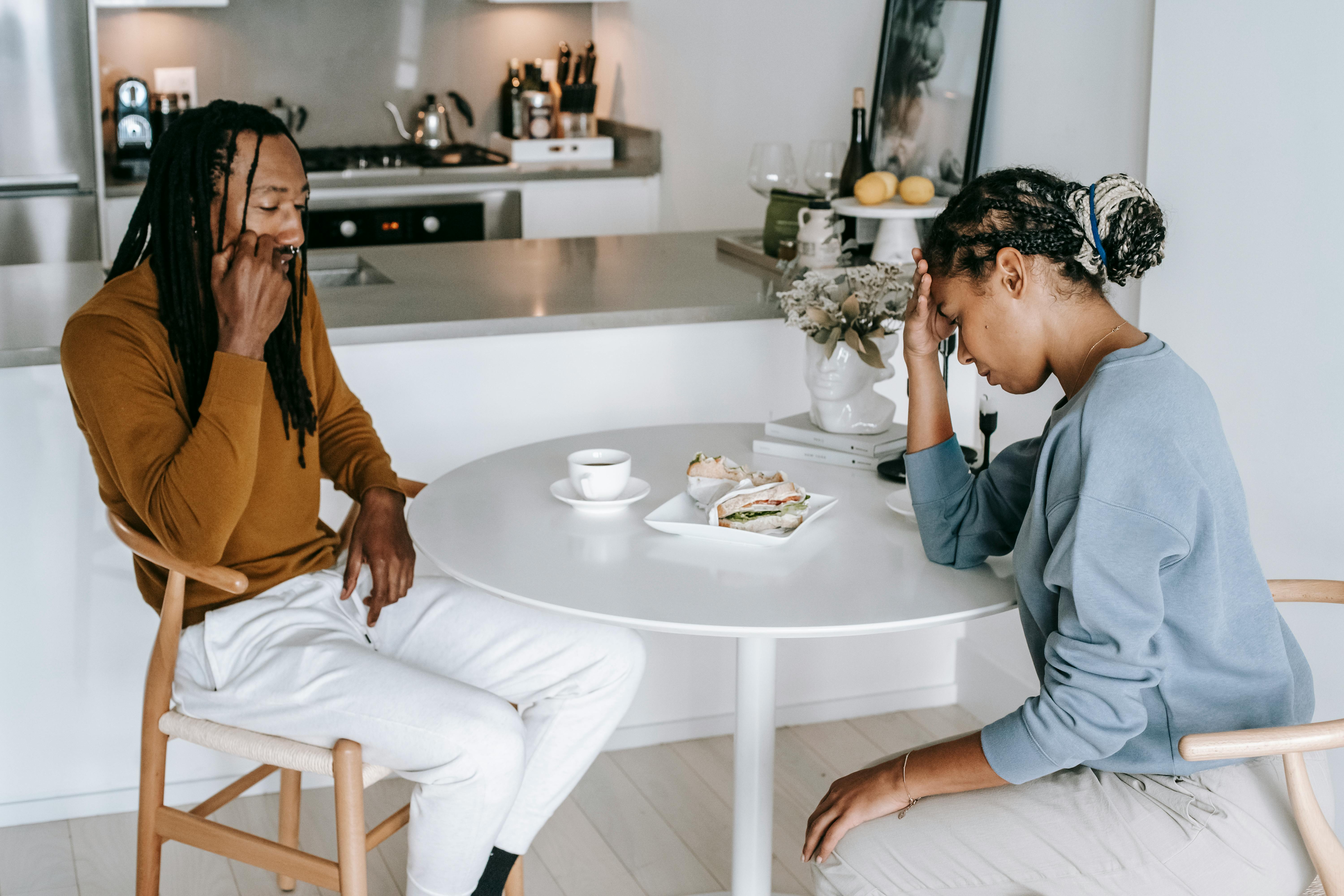 Um casal tendo uma conversa tensa | Fonte: Pexels