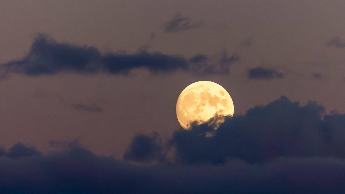 A nearly full pre-Halloween moon rises in the east over Boise at dusk on October 27, 2023 | Source: Getty Images