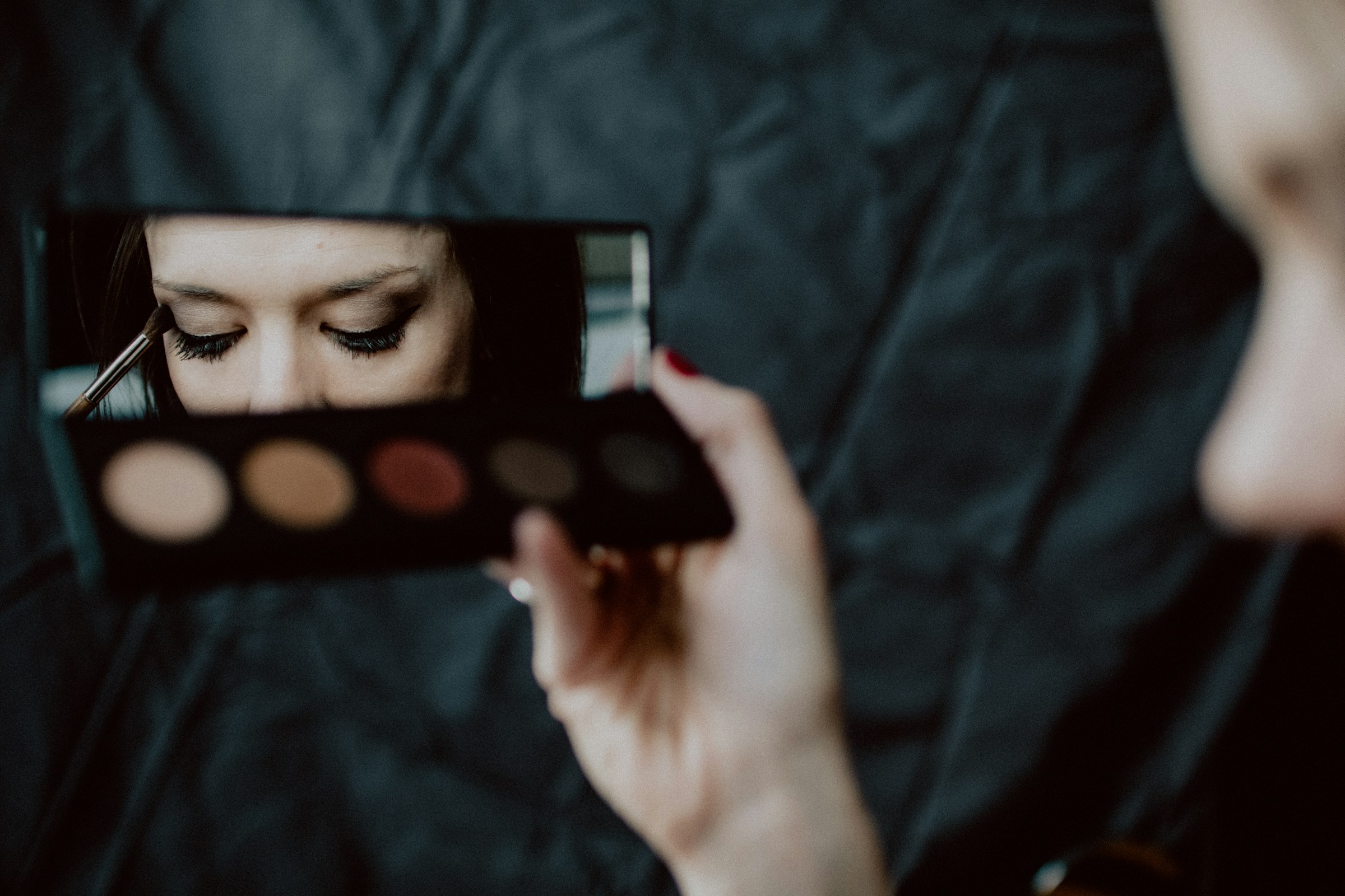 A closeup of a woman applying eyeshadow | Source: Unsplash