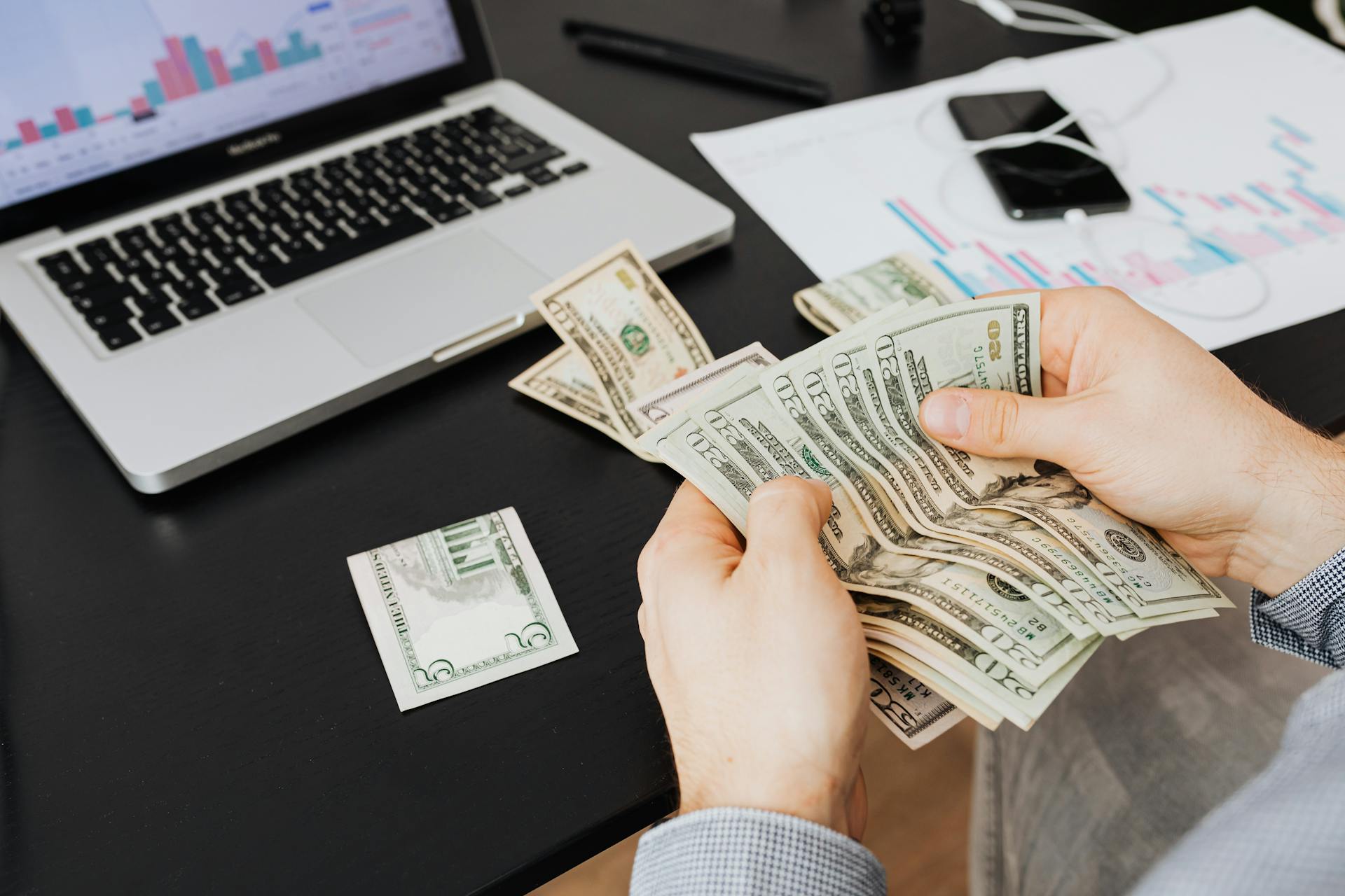 A man counting money | Source: Pexels