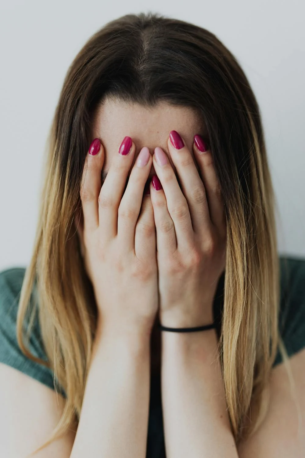 A crying young woman | Source: Pexels