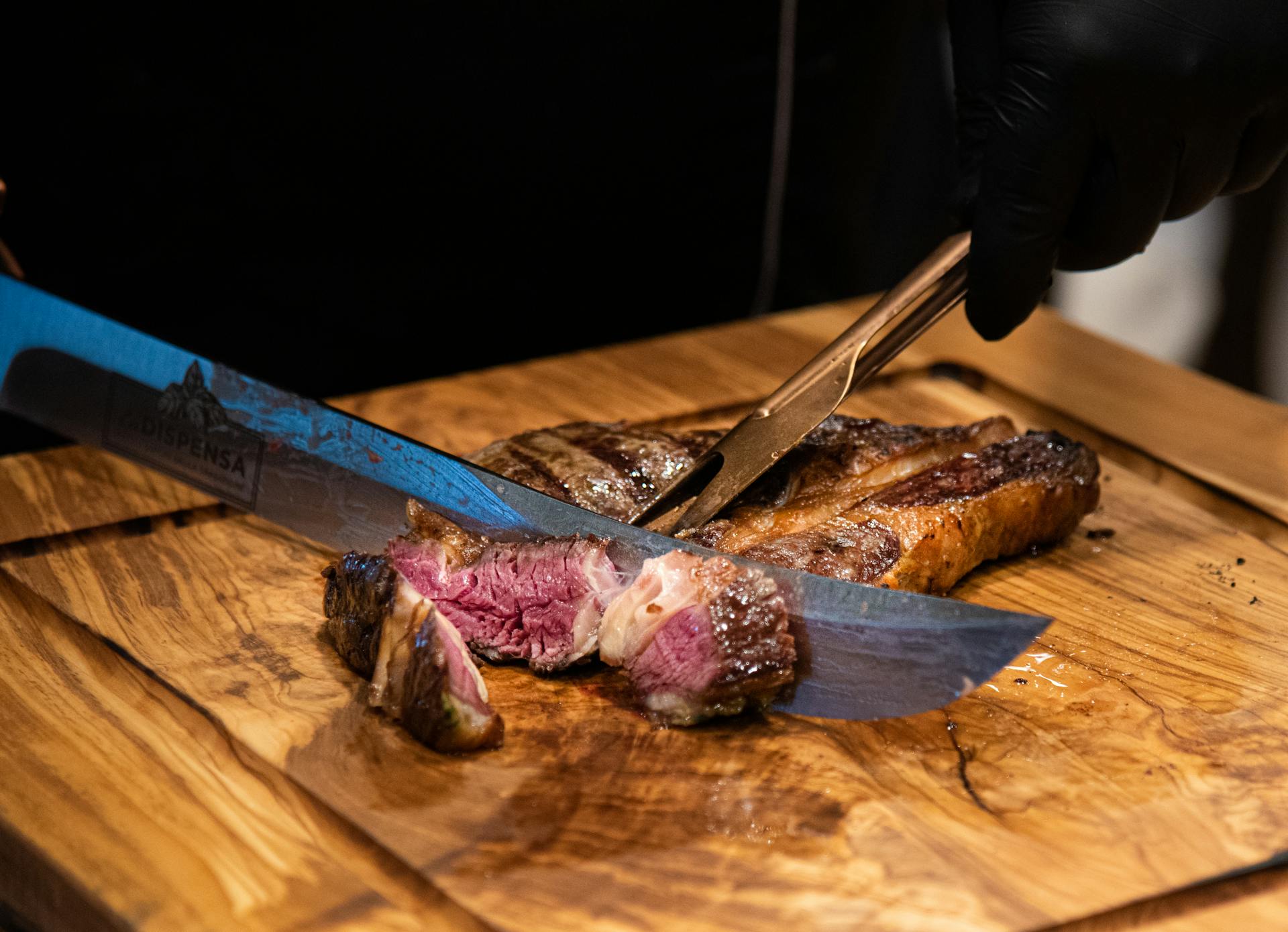 A man cutting a steak | Source: Pexels