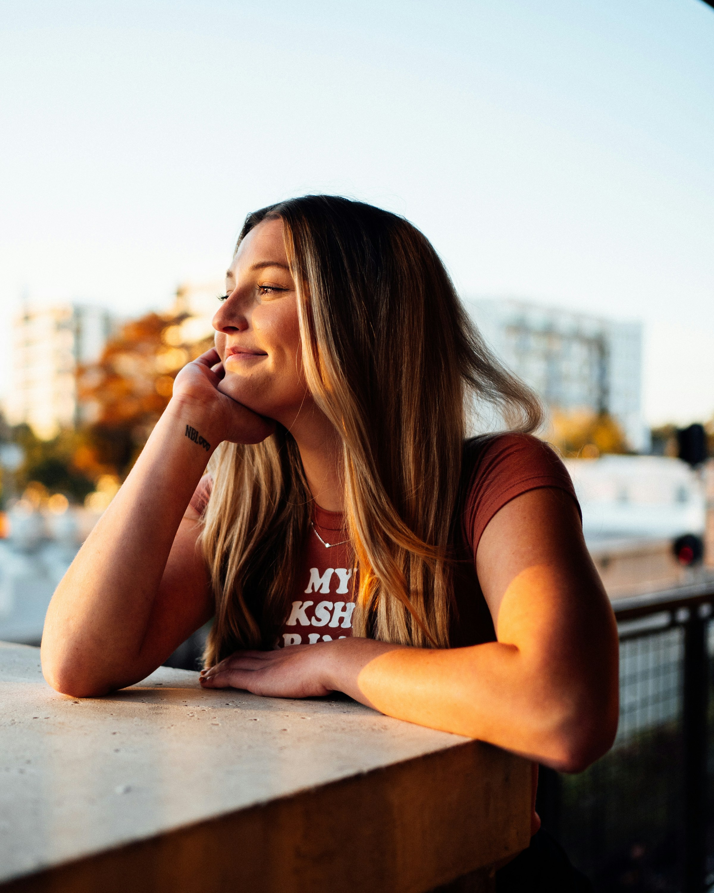 Una mujer sonriente con un tatuaje en la muñeca | Fuente: Unsplash