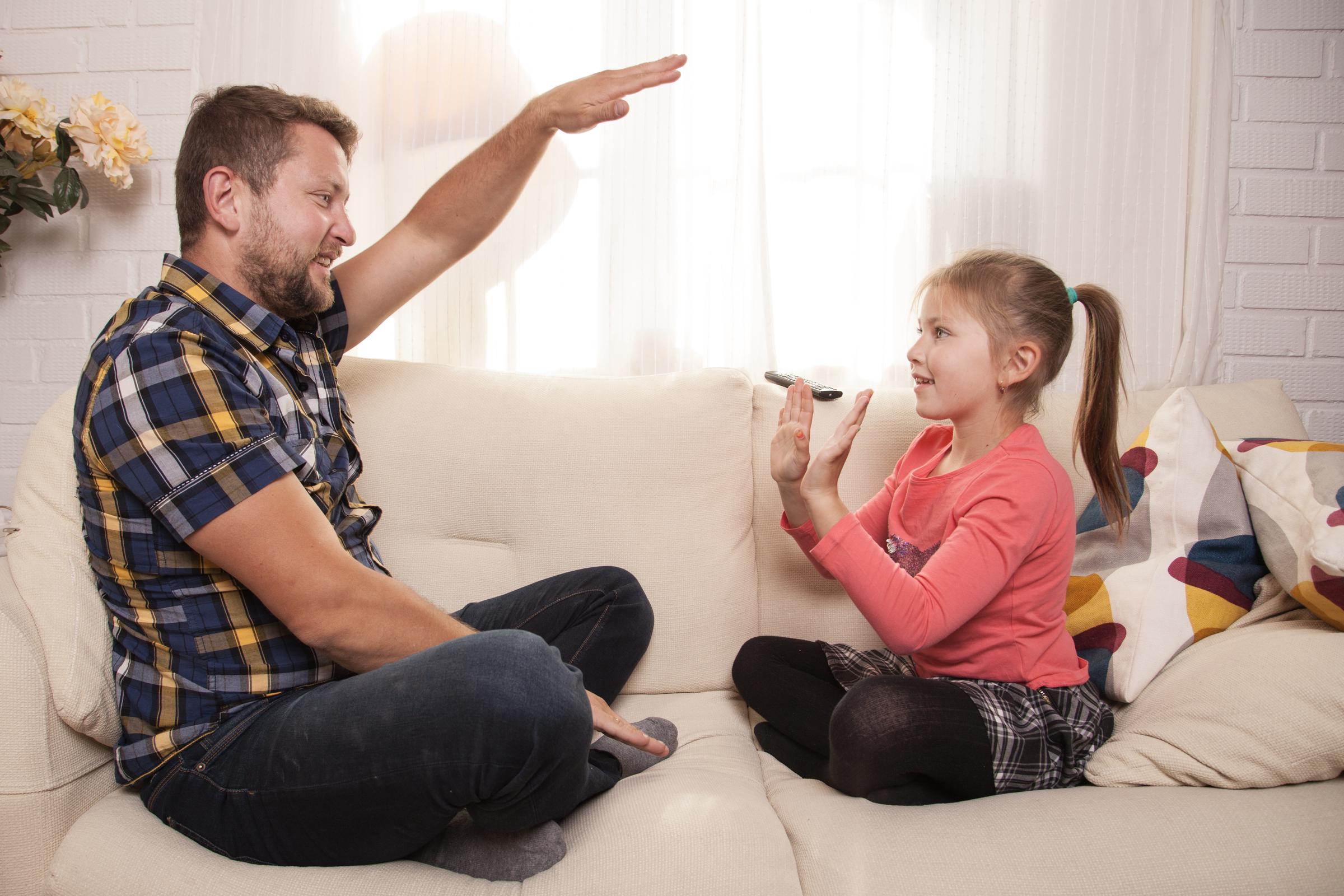 Um homem brincando com sua filha | Fonte: Freepik