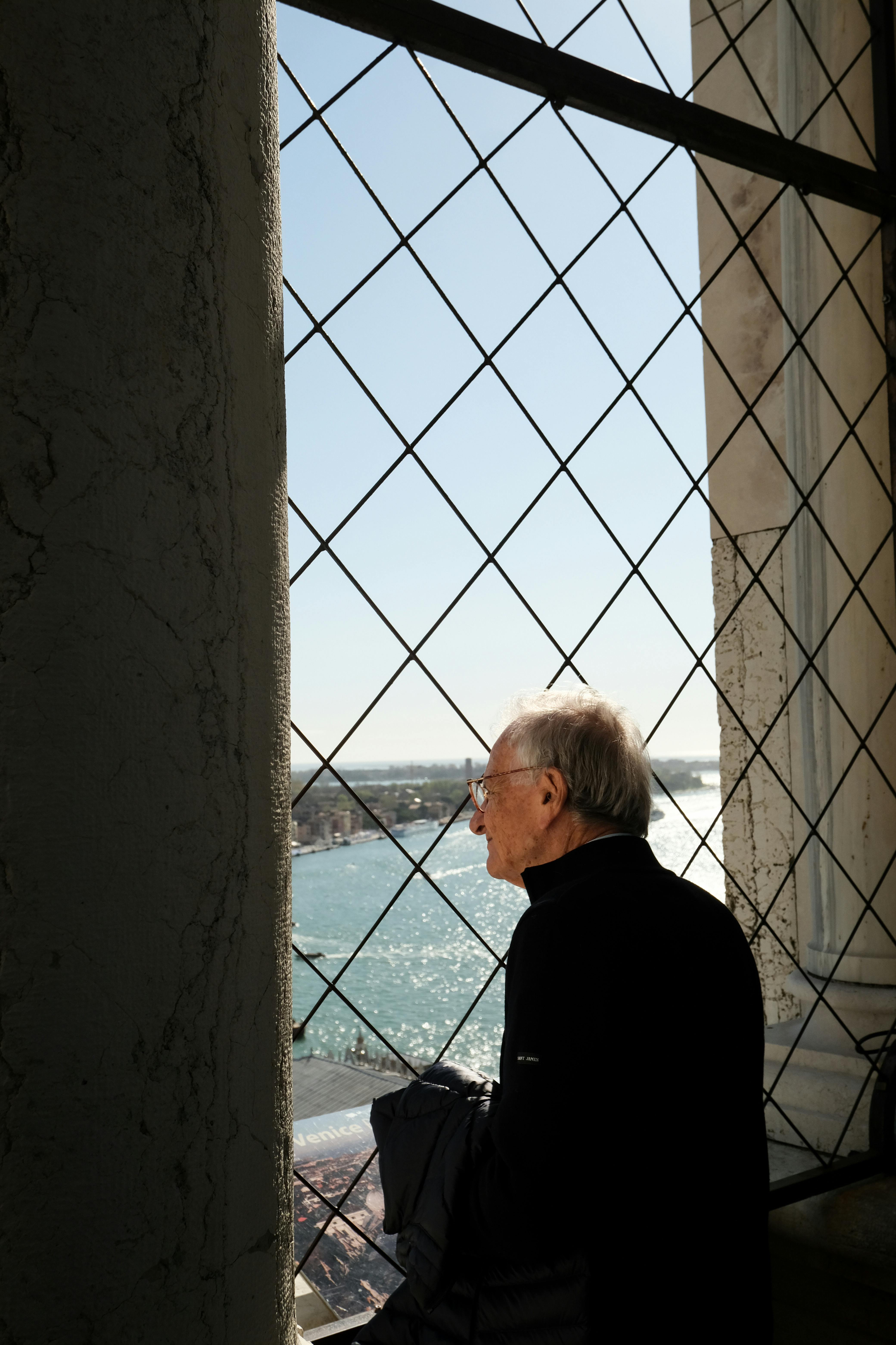 Elderly man gazing outside | Source: Pexels