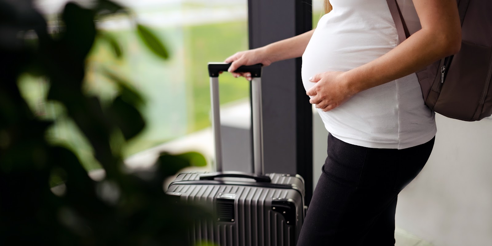 A pregnant woman with a suitcase | Source: Shutterstock