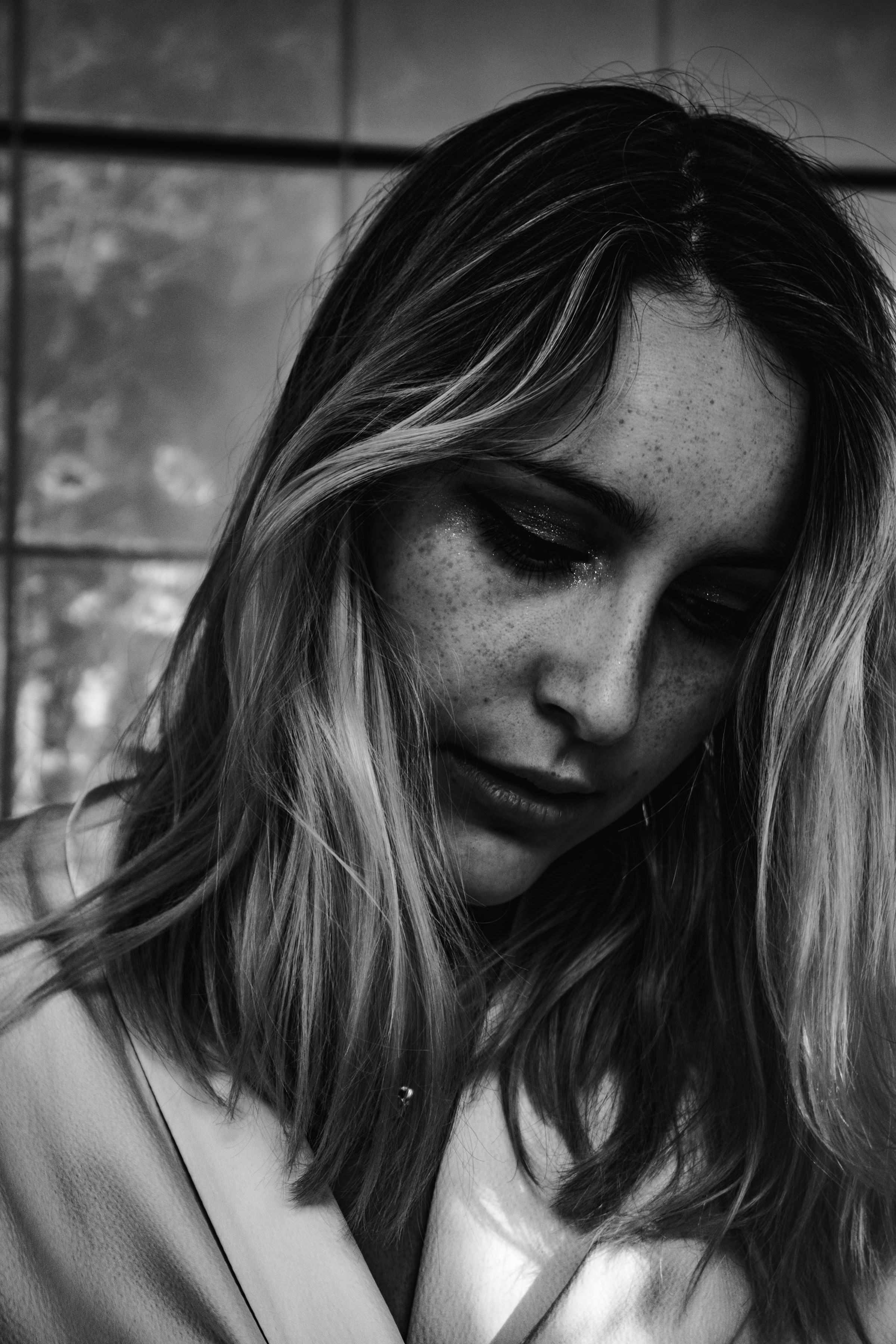 Zdjęcie zrozpaczonej kobiety w skali szarości | Źródło: Unsplash