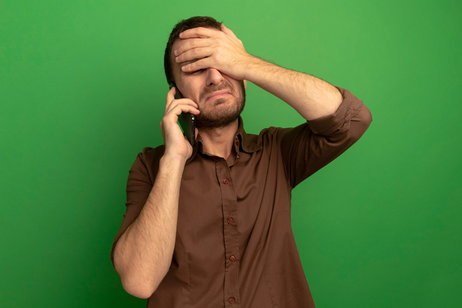 An anxious man talking on the phone | Source: Freepik