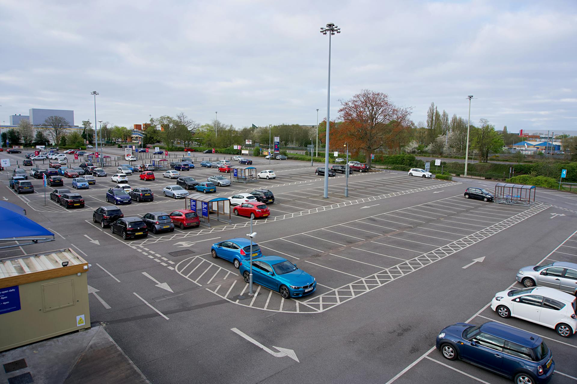 Cars parked outside a store | Source: Pexels