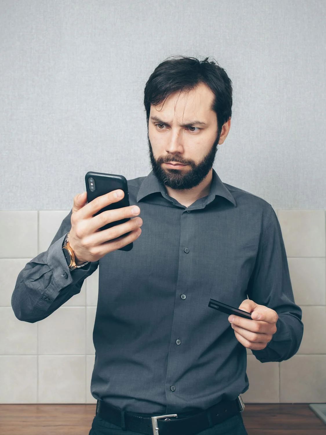 A man looking at his phone | Source: Pexels