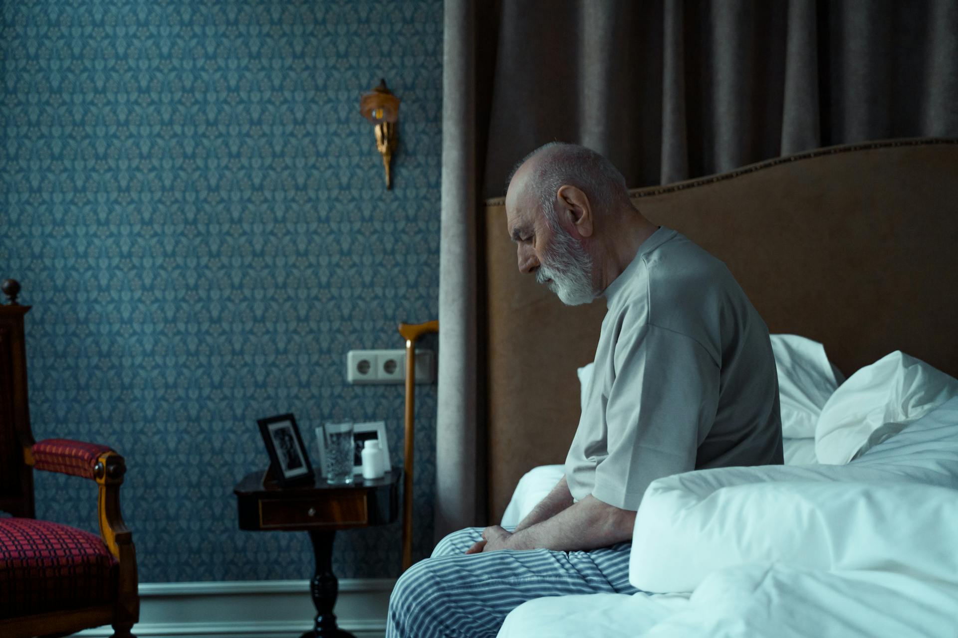 A man sitting on a bed | Source: Pexels