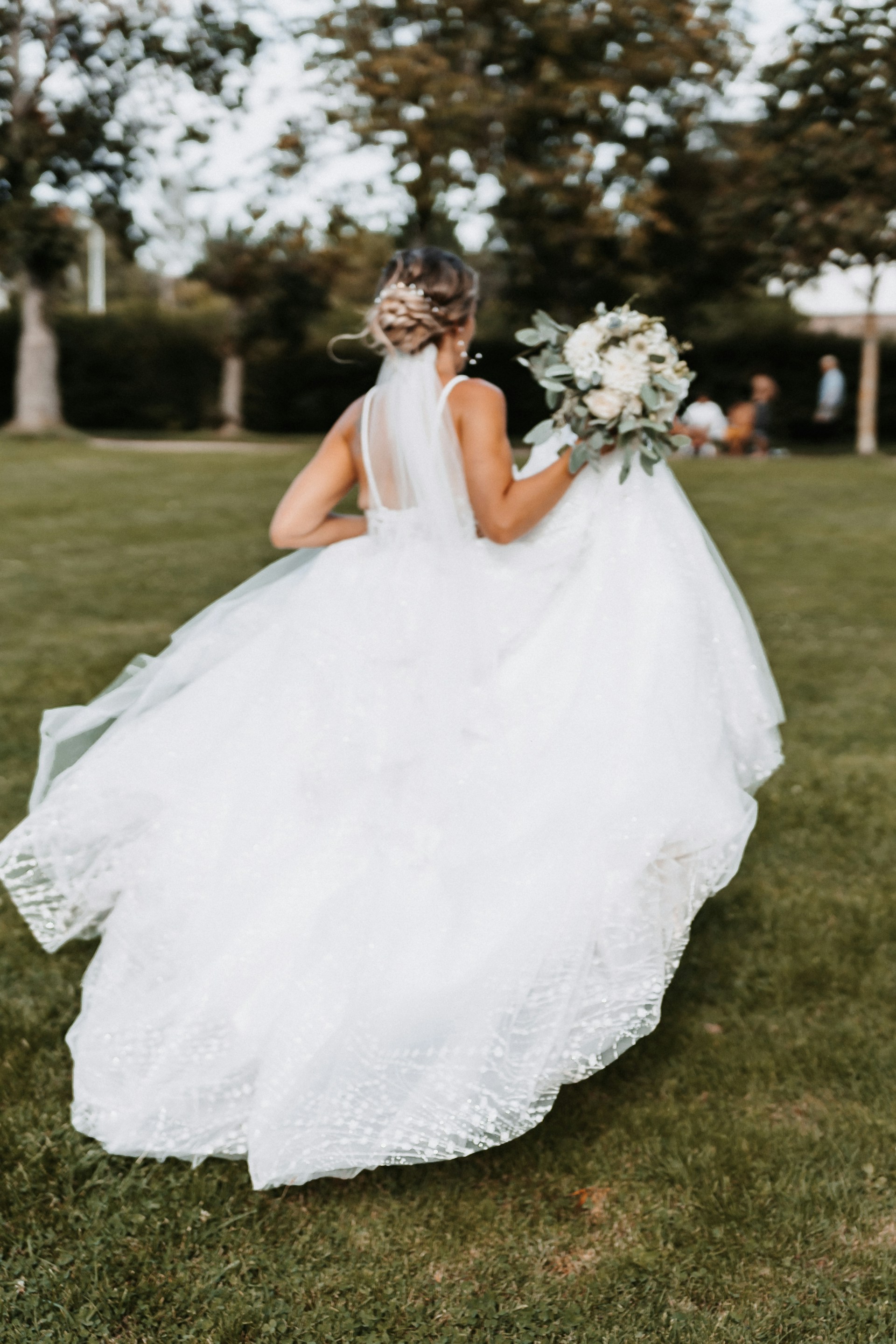 A bride standing on the lawn | Source: Unsplash