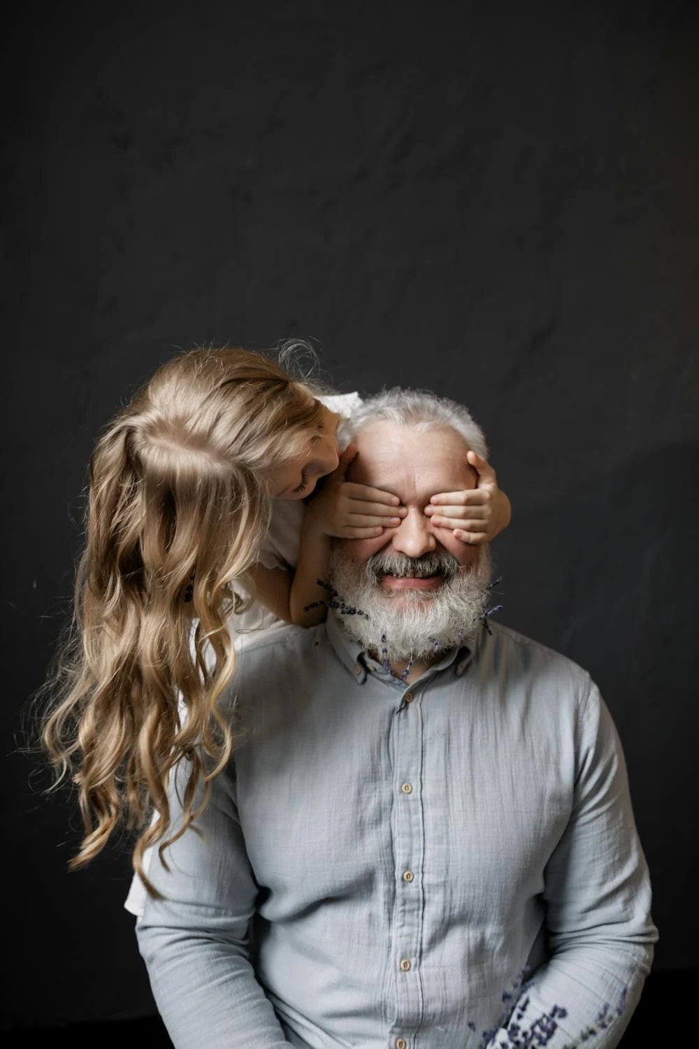 A grandfather and his granddaughter | Source: Pexels