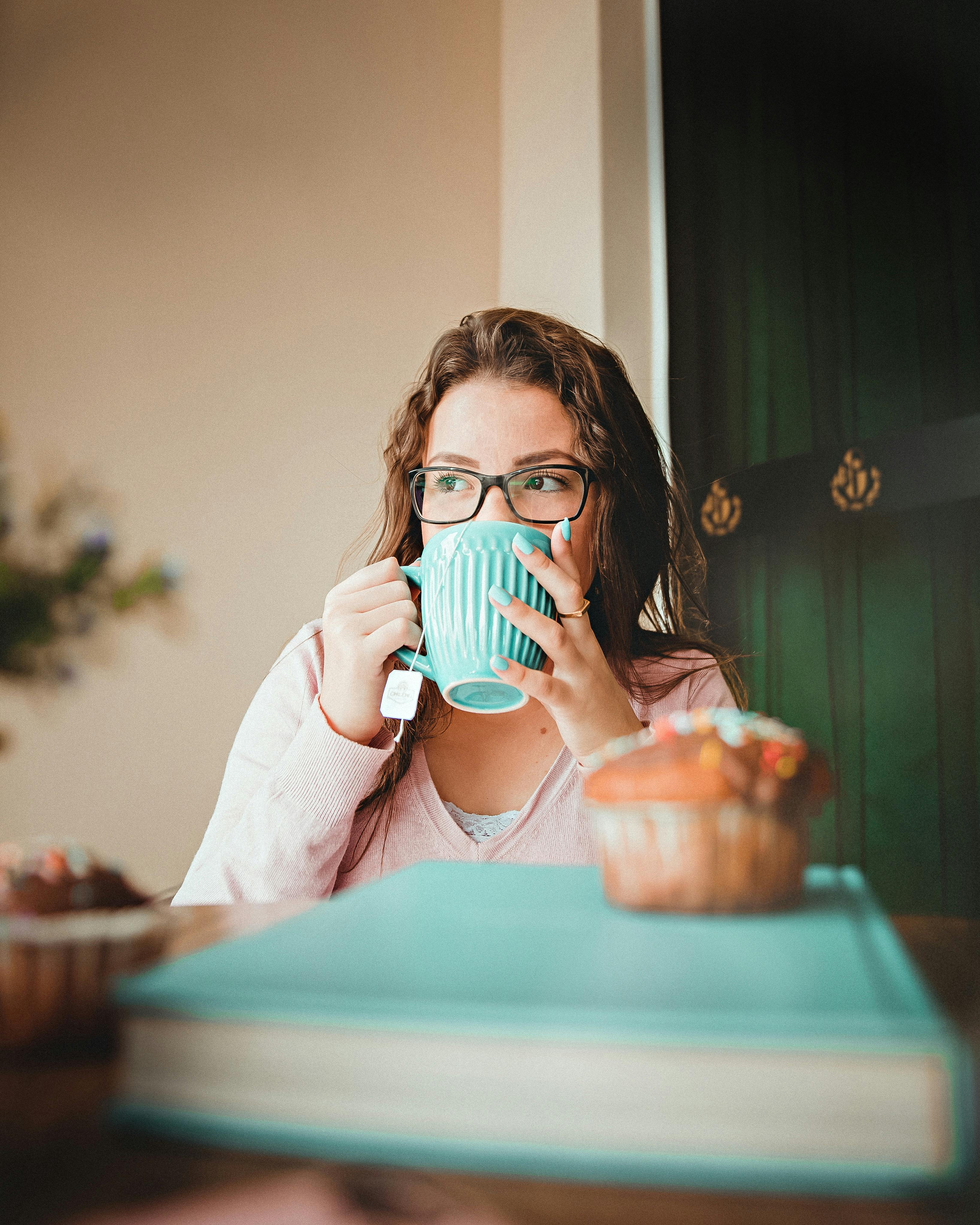 A woman drinking tea | Source: Pexels