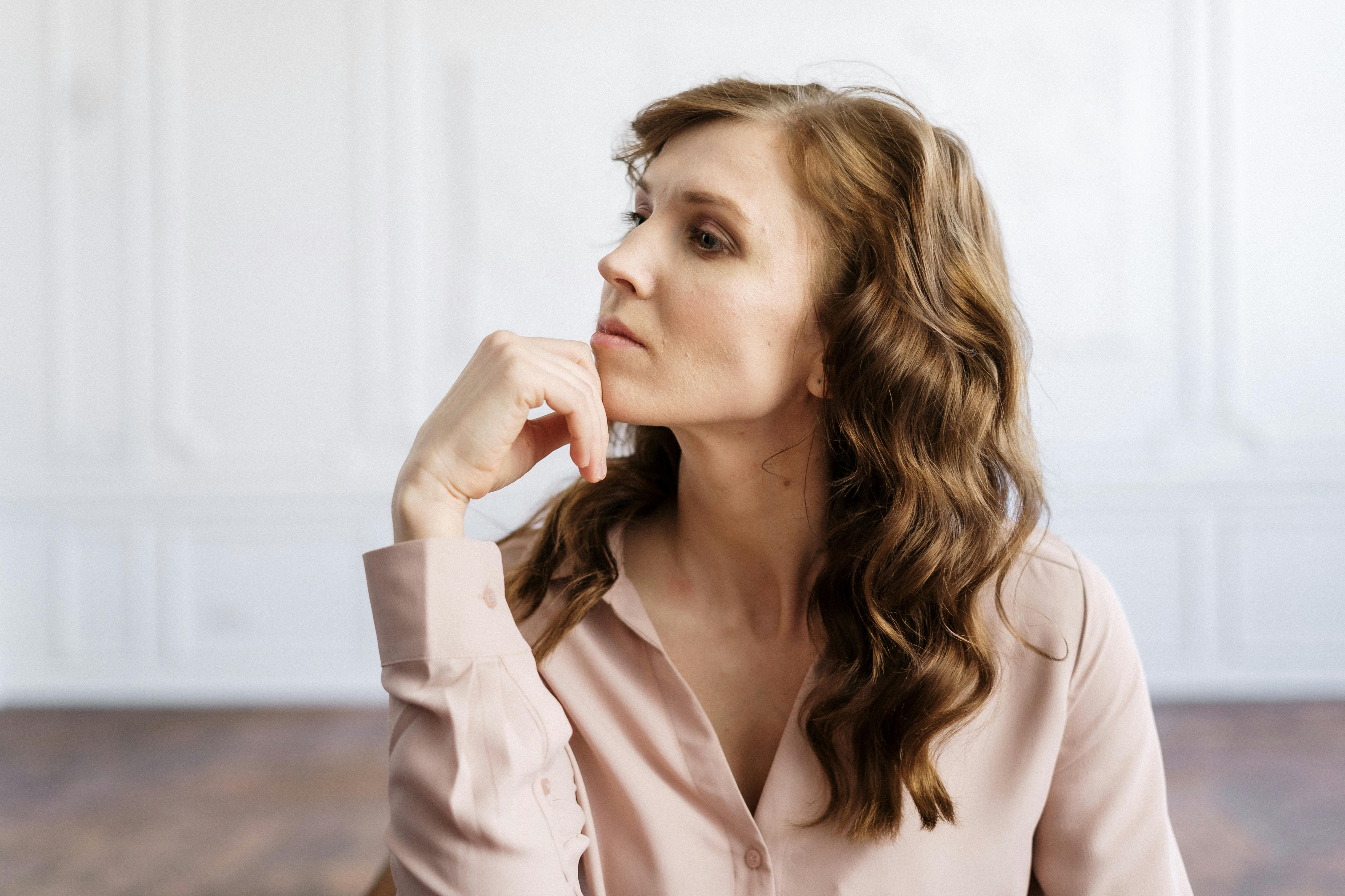 A woman deep in thought | Source: Pexels