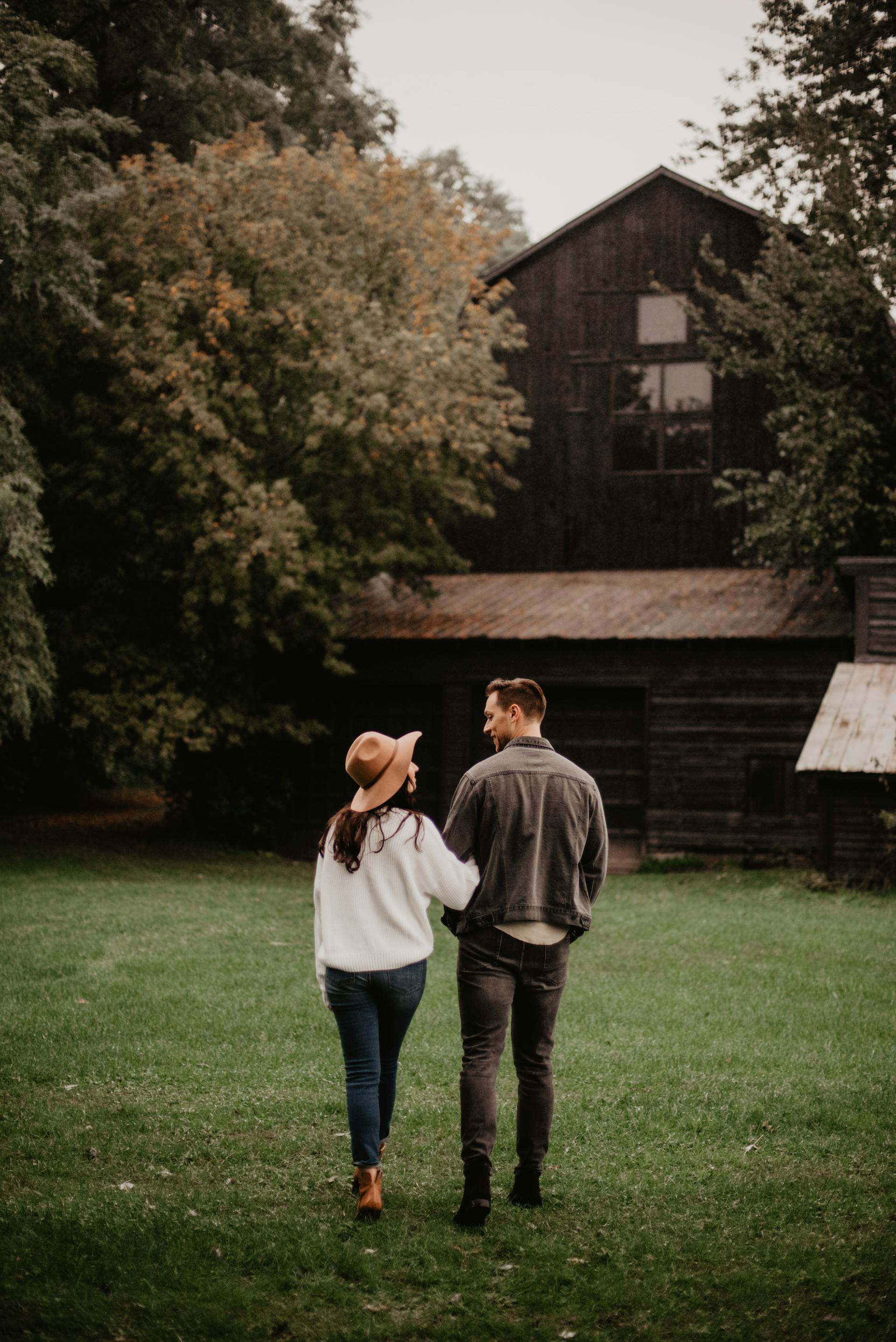 A back view of a loving couple standing in front of a house | Source: Pexels