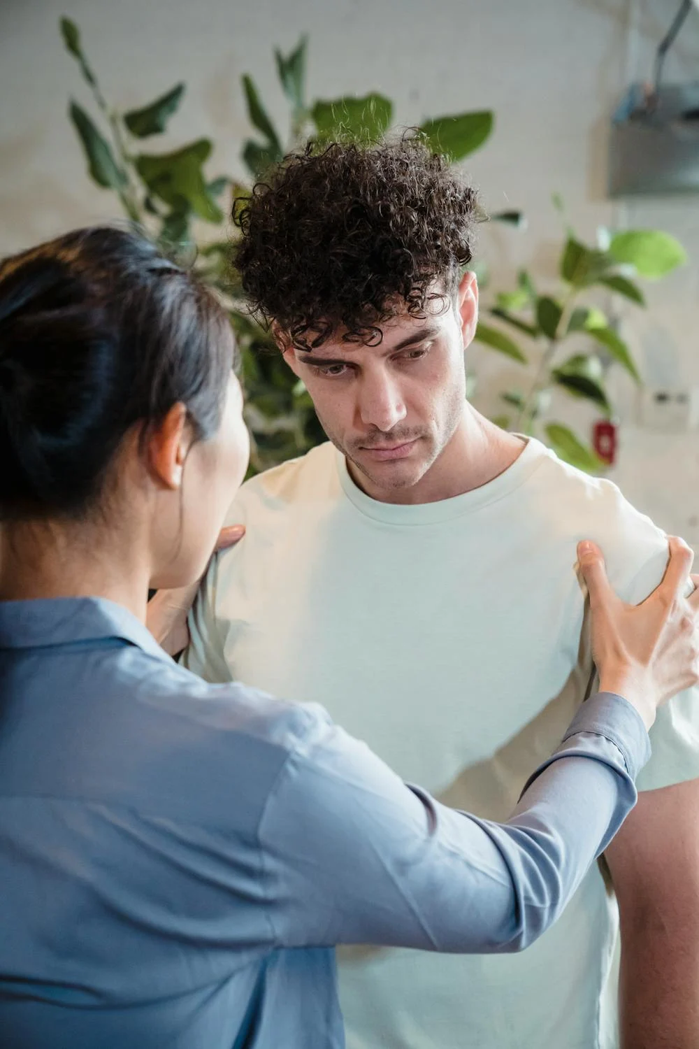 Una mujer abraza a su marido ⏐ Fuente: Pexels