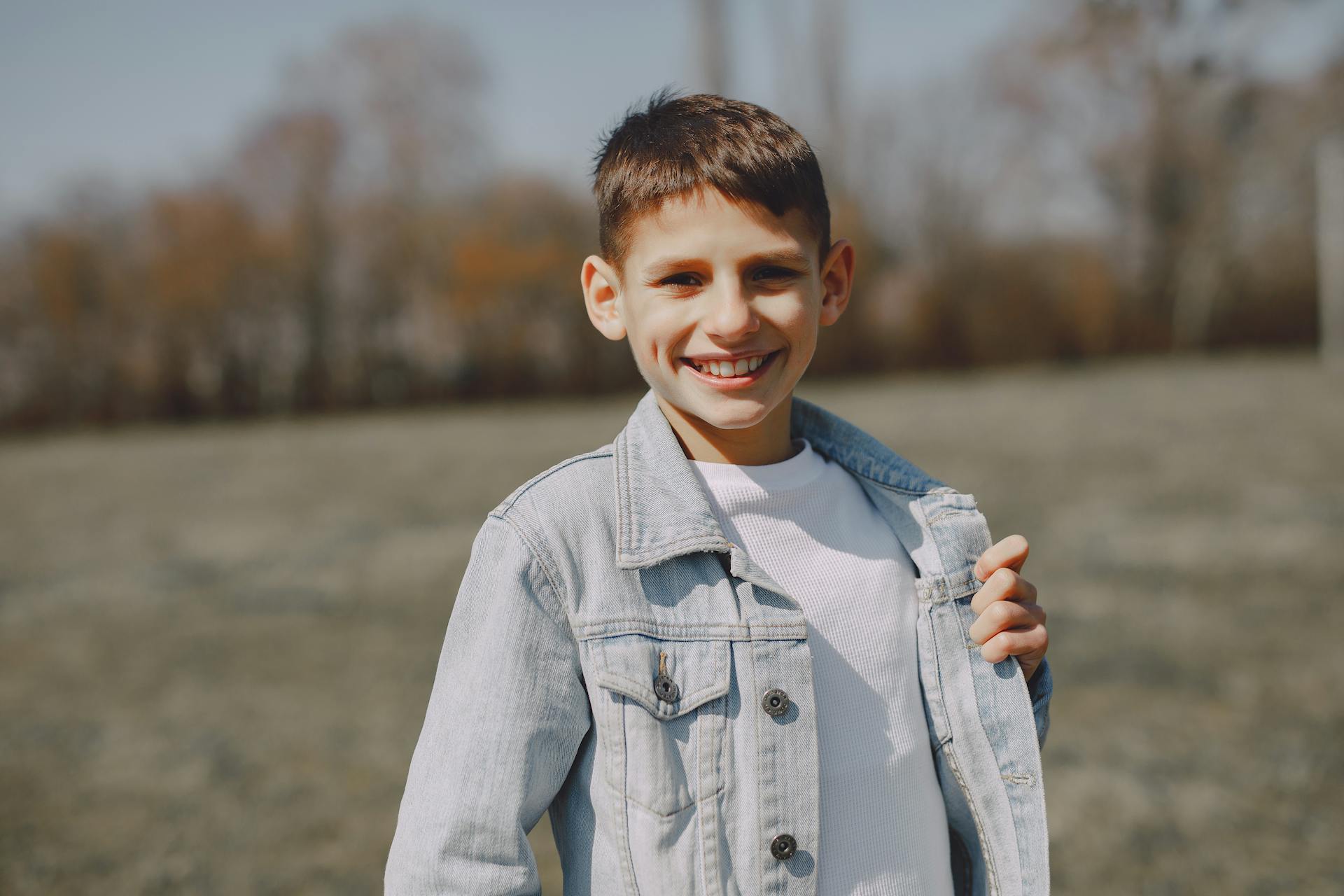 A boy laughing | Source: Pexels
