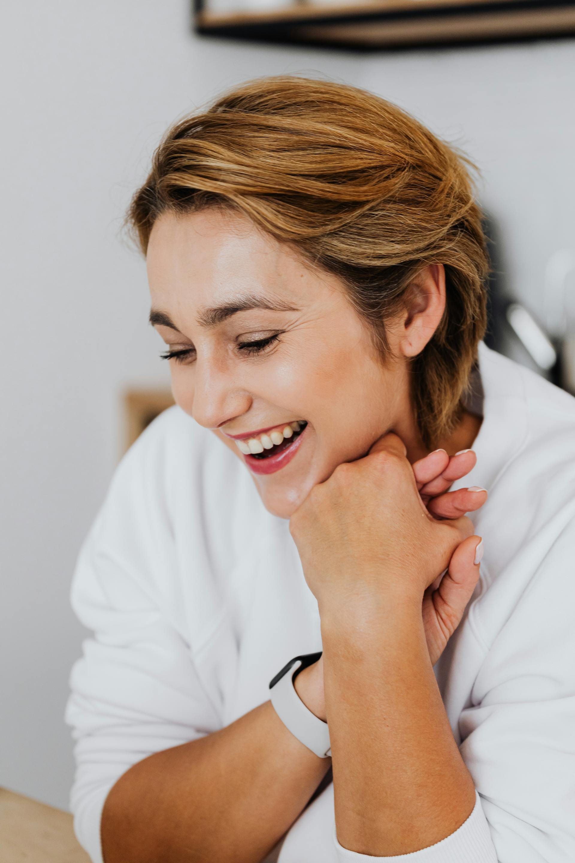 A woman smiling in a room | Source: Pexels