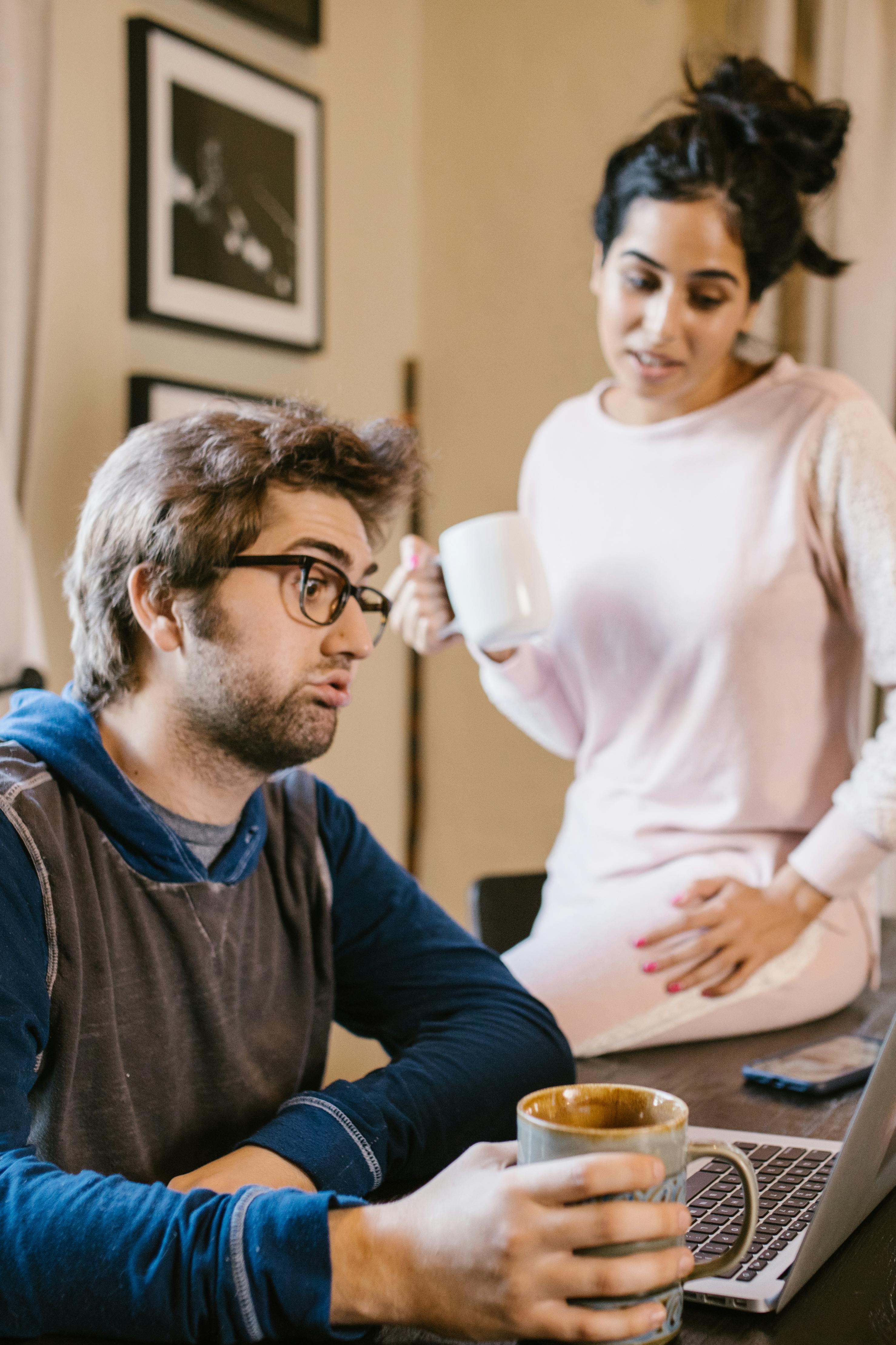 A couple talking while looking at a laptop | Source: Pexels