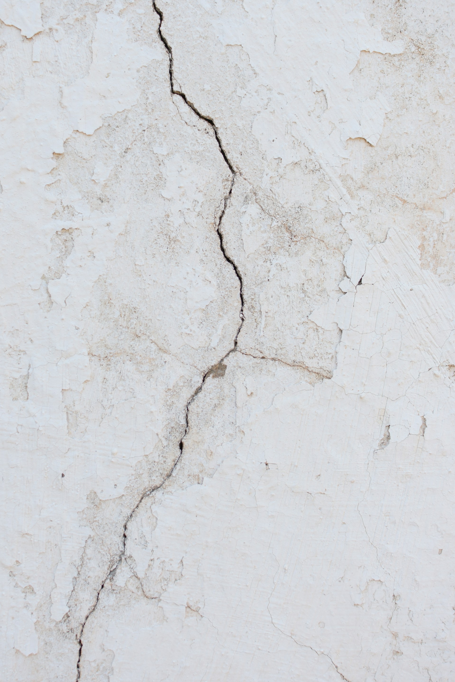 Cracks on an old white wall | Source: Unsplash