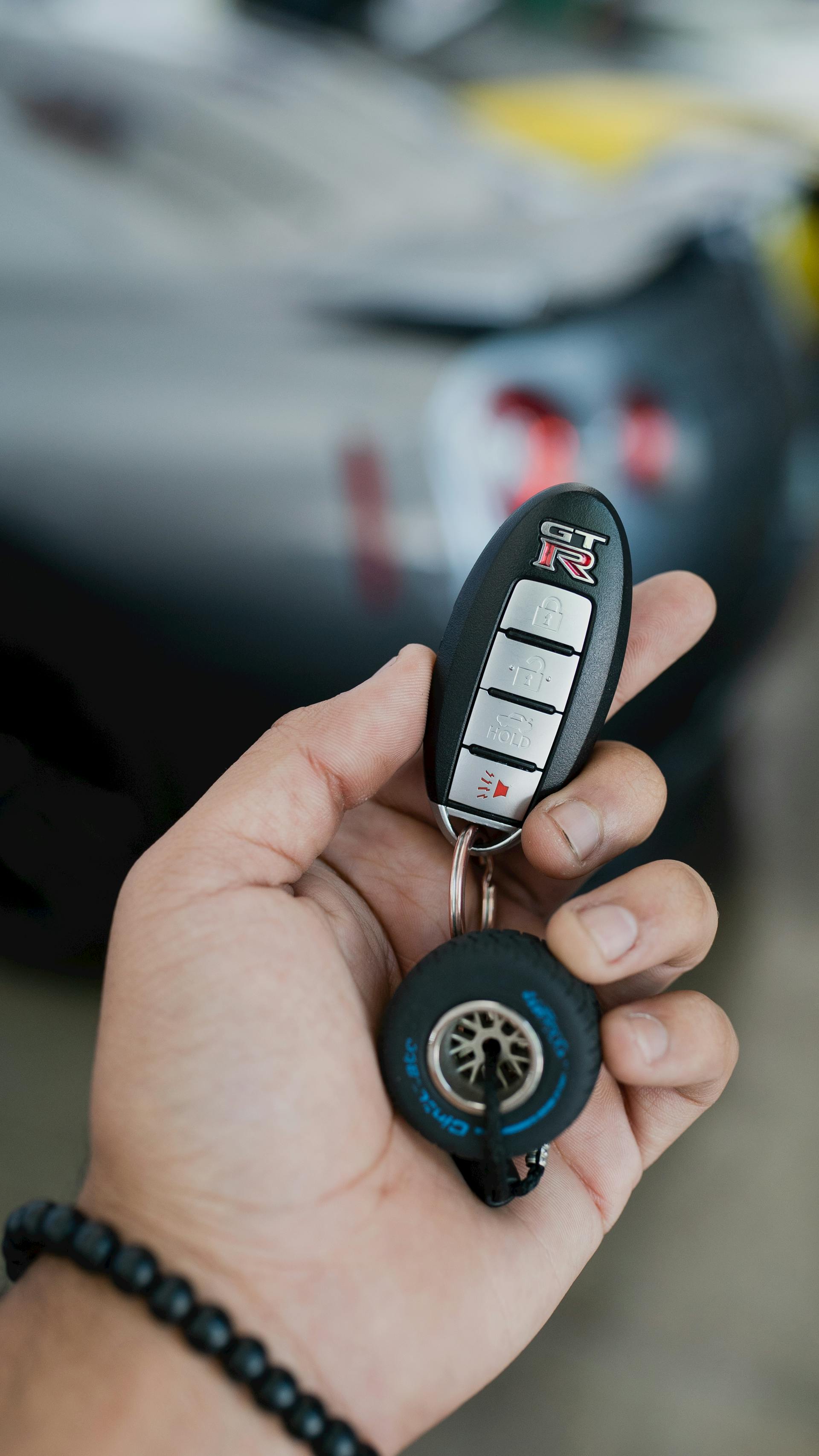 A man holding a key fob | Source: Pexels