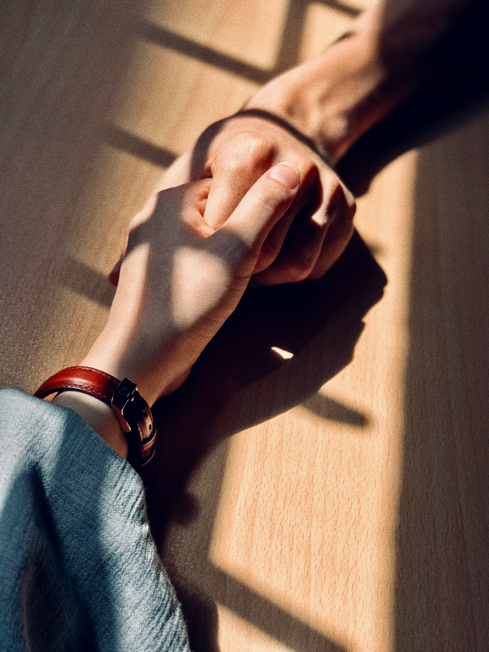 Cropped shot of a couple holding hands | Source: Unsplash