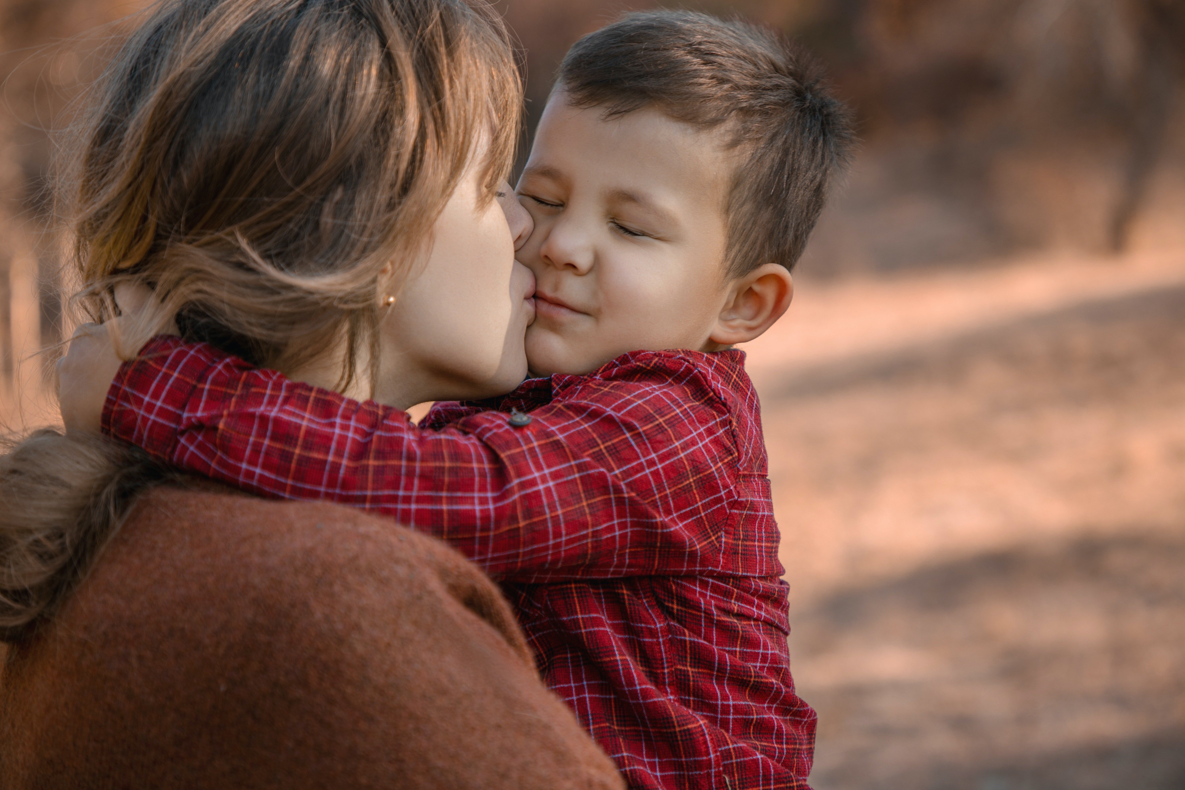 After the Christmas fair, Samantha ran to Anderson and hugged him tightly | Source: Pexels