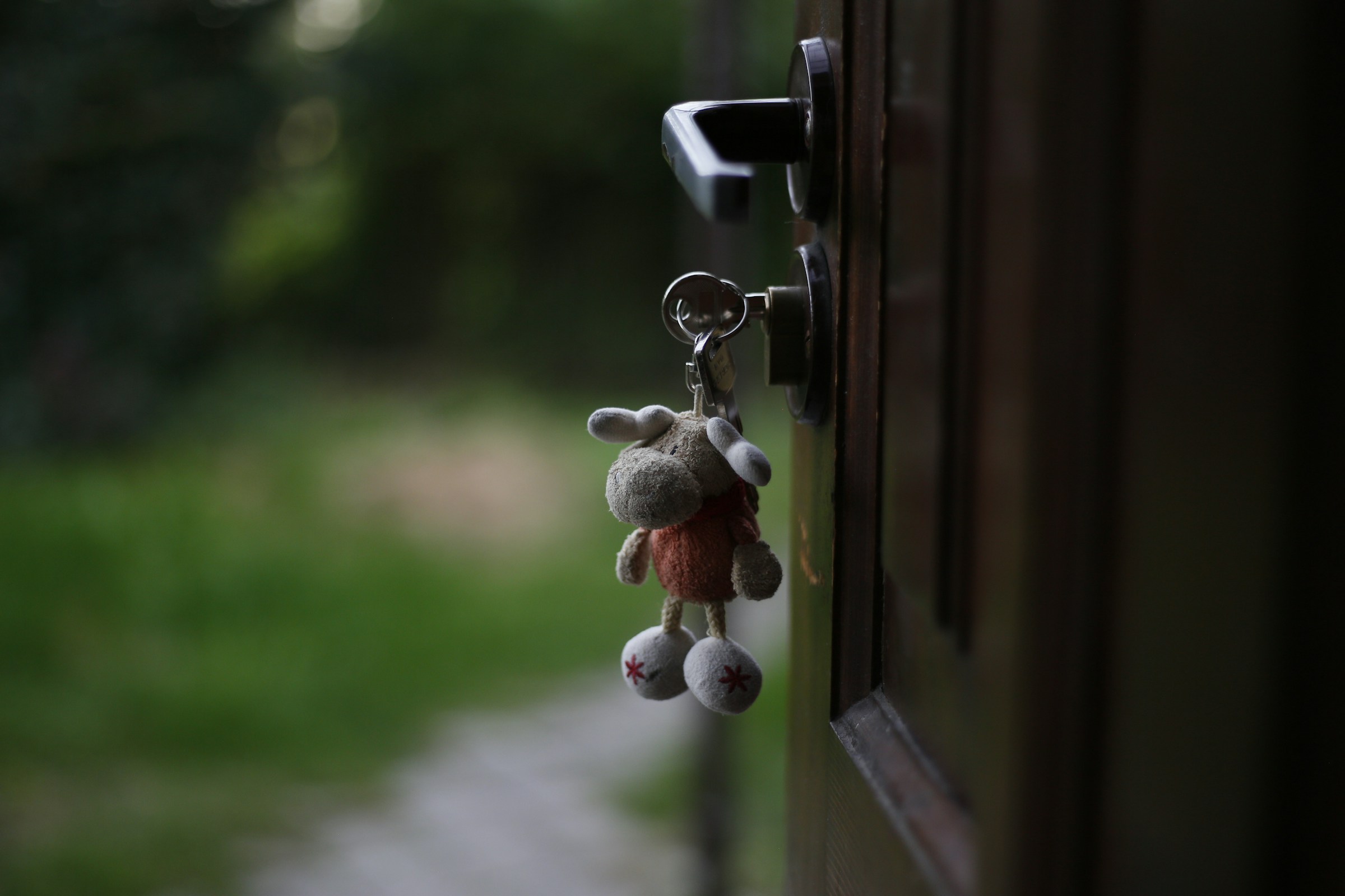 A key chain hanging from a door handle | Source: Unsplash