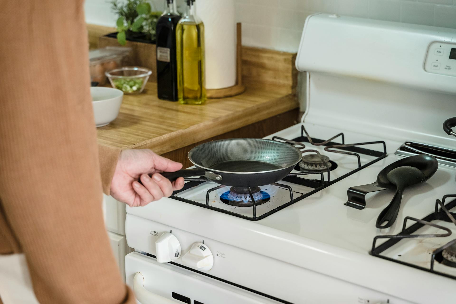 A person standing in a kitchen | Source: Pexels