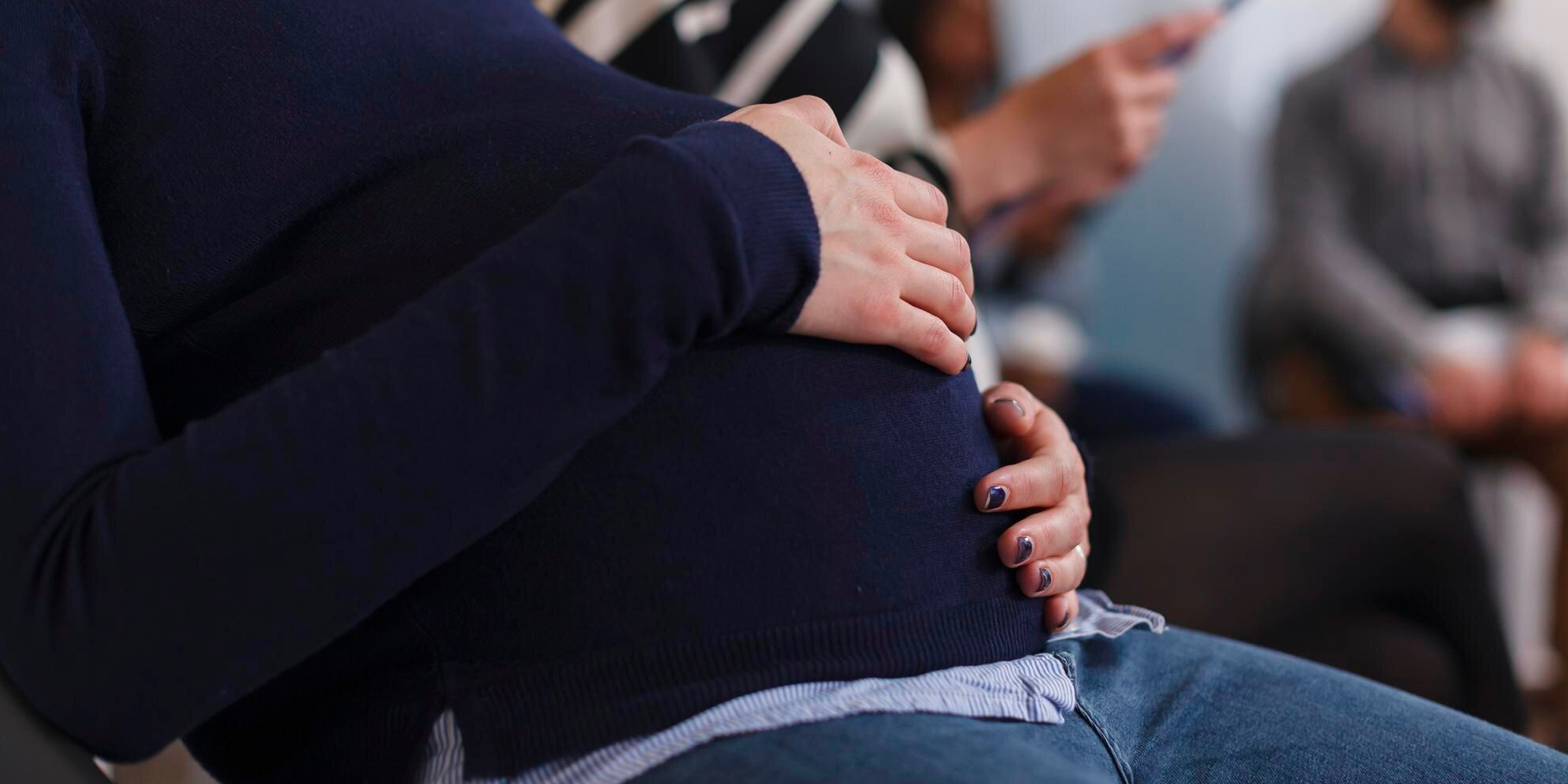 A pregnant woman resting her hands on her belly | Source: Freepik