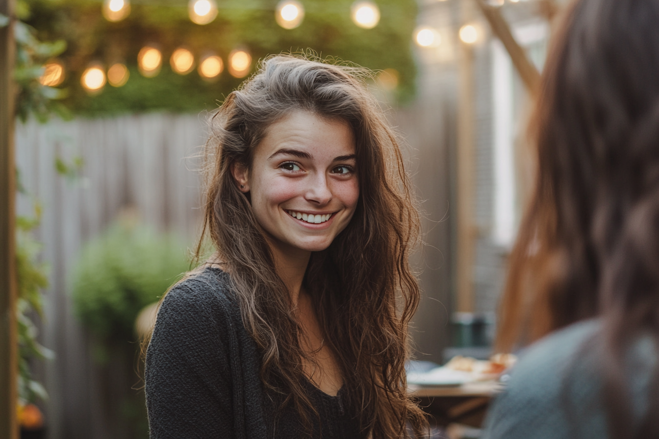 Une femme souriant nerveusement | Source : Midjourney