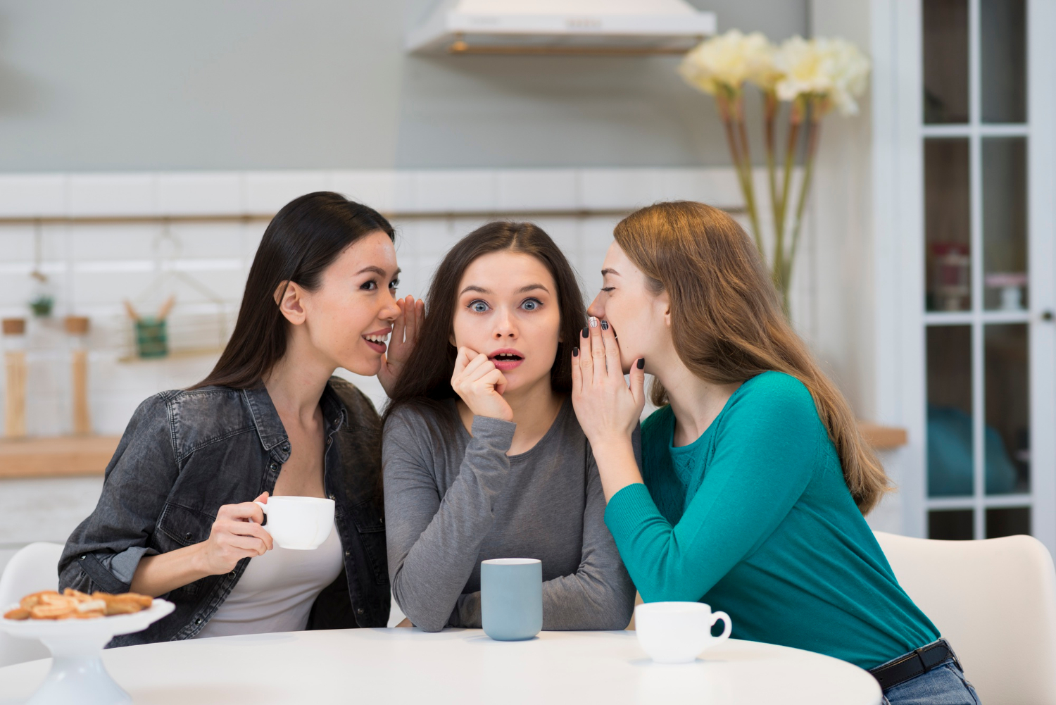Women gossiping in an office | Source: Freepik