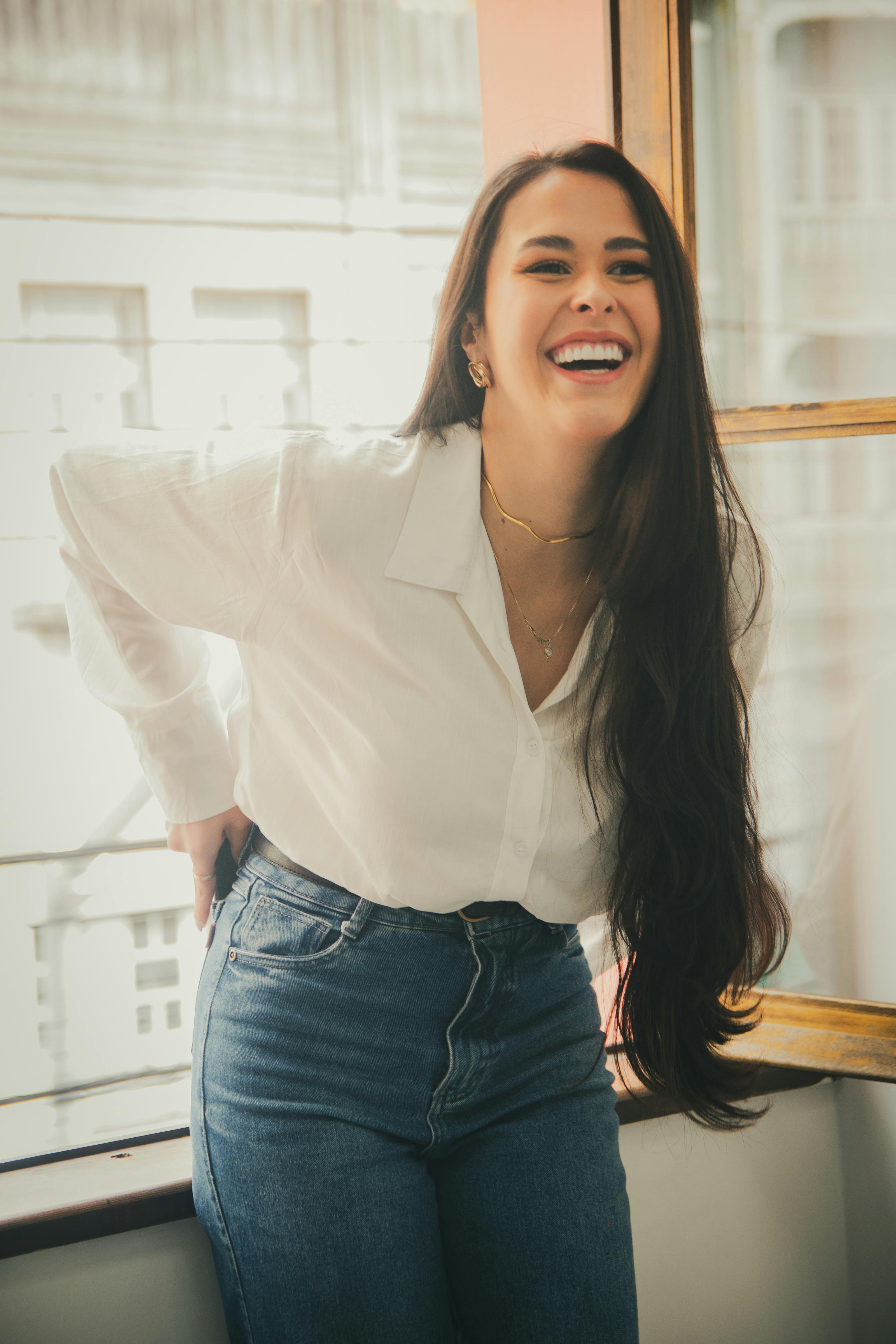 A woman laughing | Source: Pexels