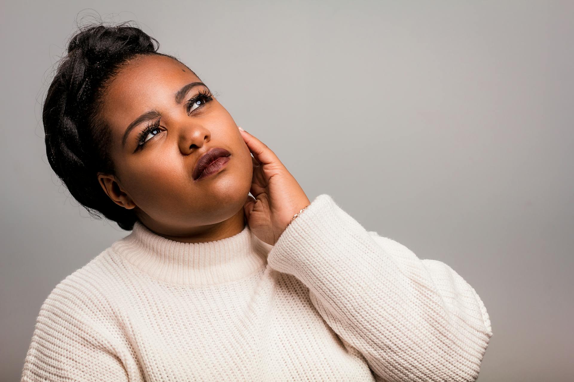 A woman frowning with concern | Source: Pexels