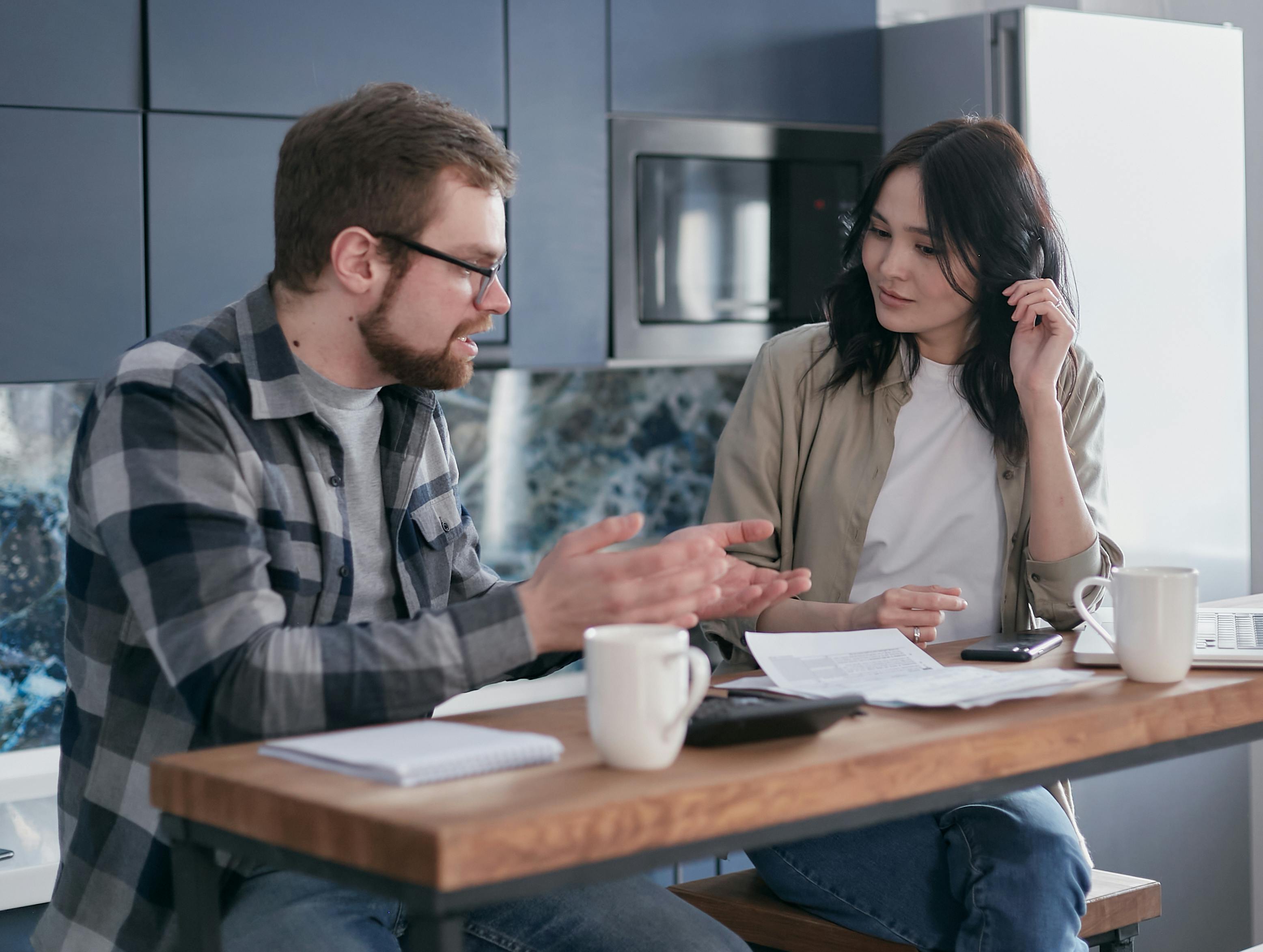 Una pareja teniendo una conversación seria | Fuente: Pexels