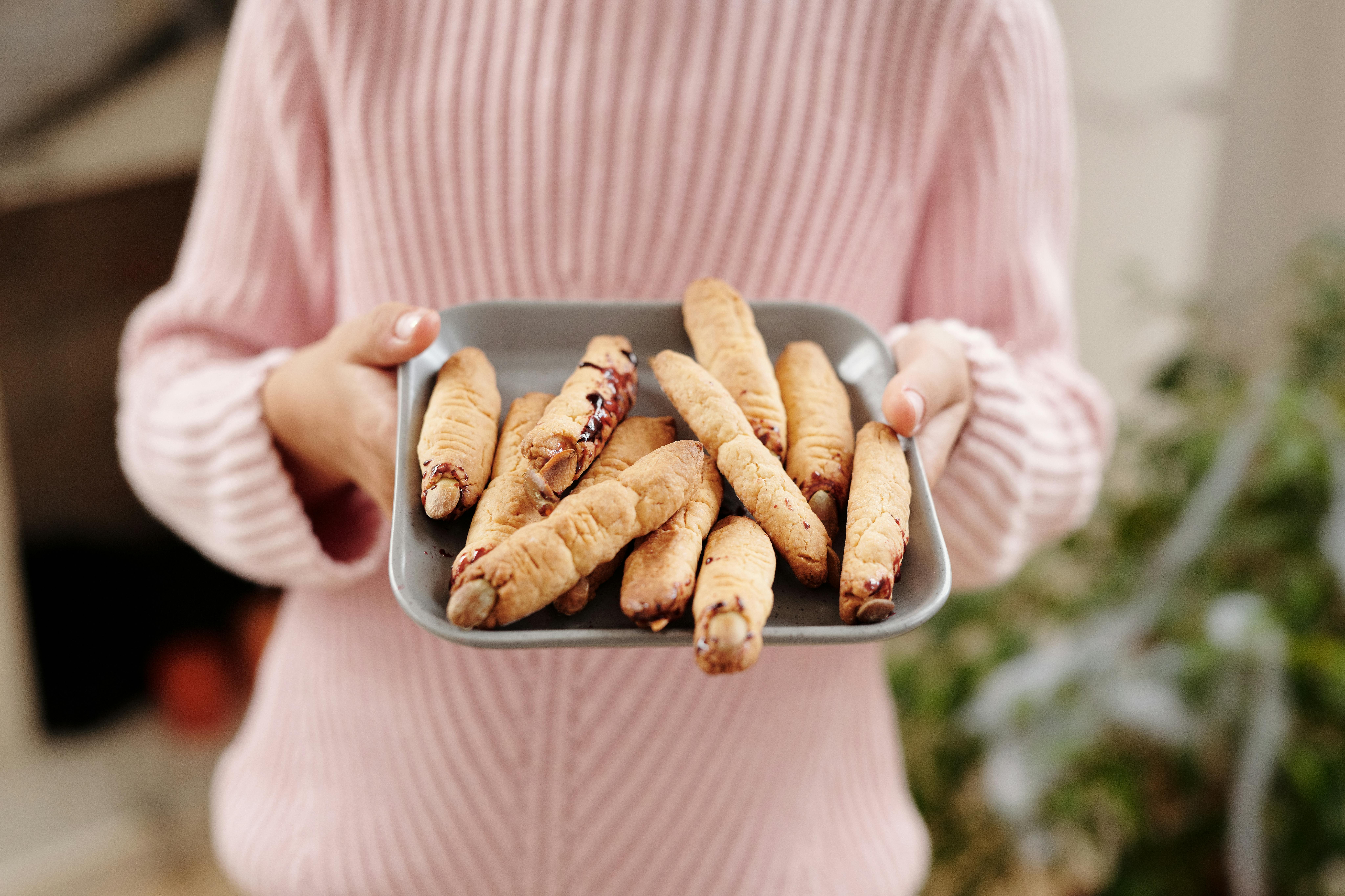 A woman holding food | Source: Pexels