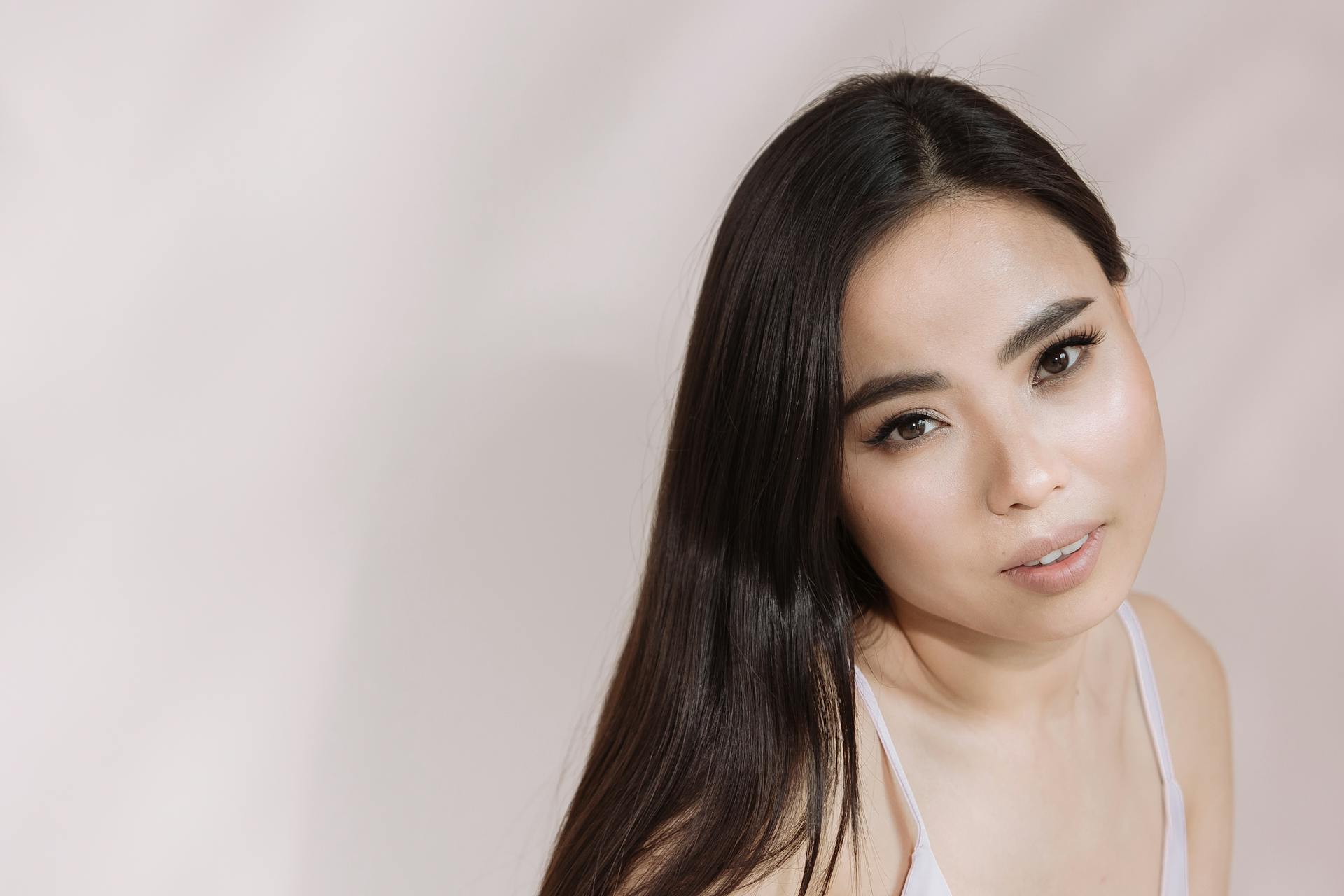 A woman smiling while speaking to someone | Source: Pexels