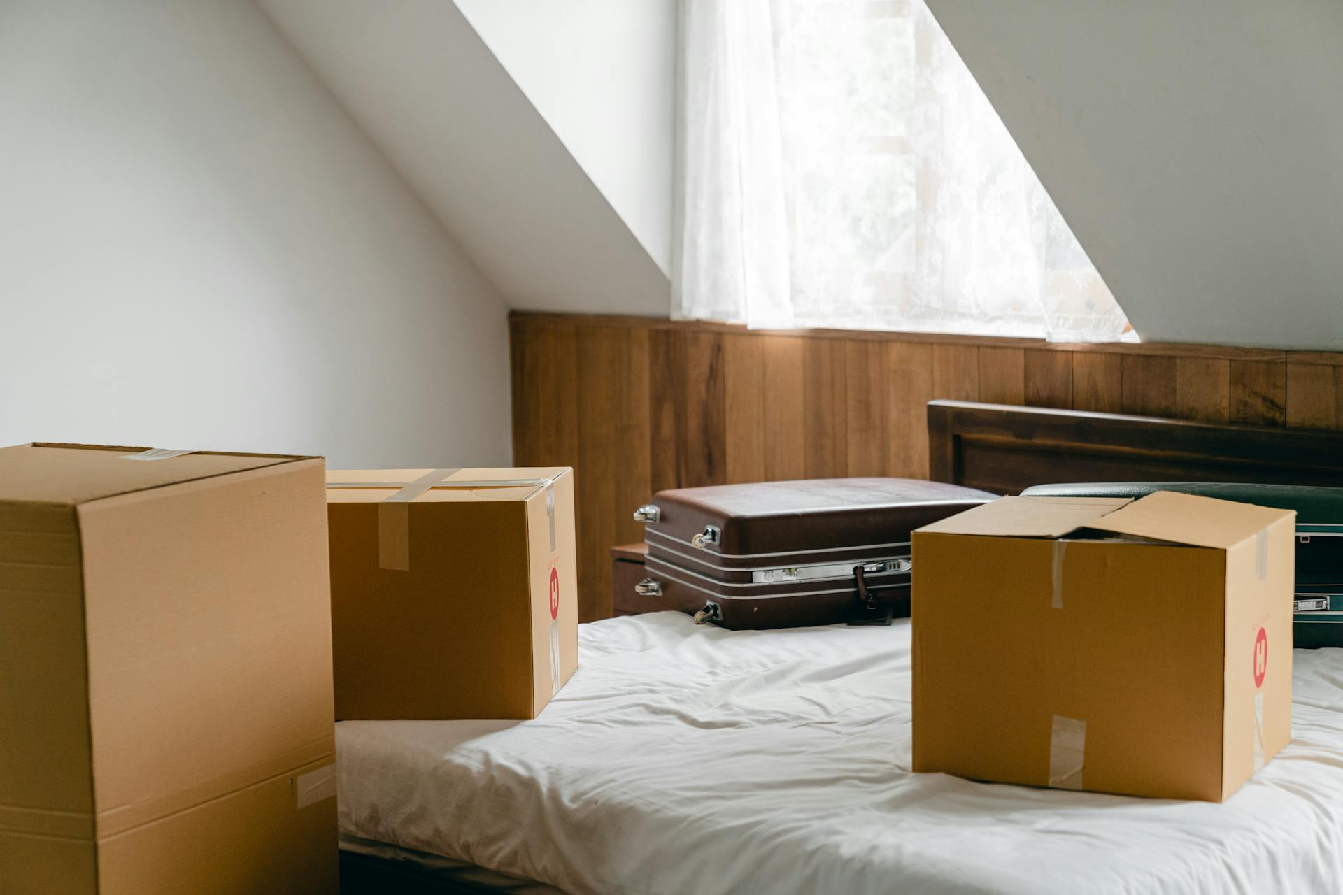 Boxes and suitcases in a room | Source: Pexels