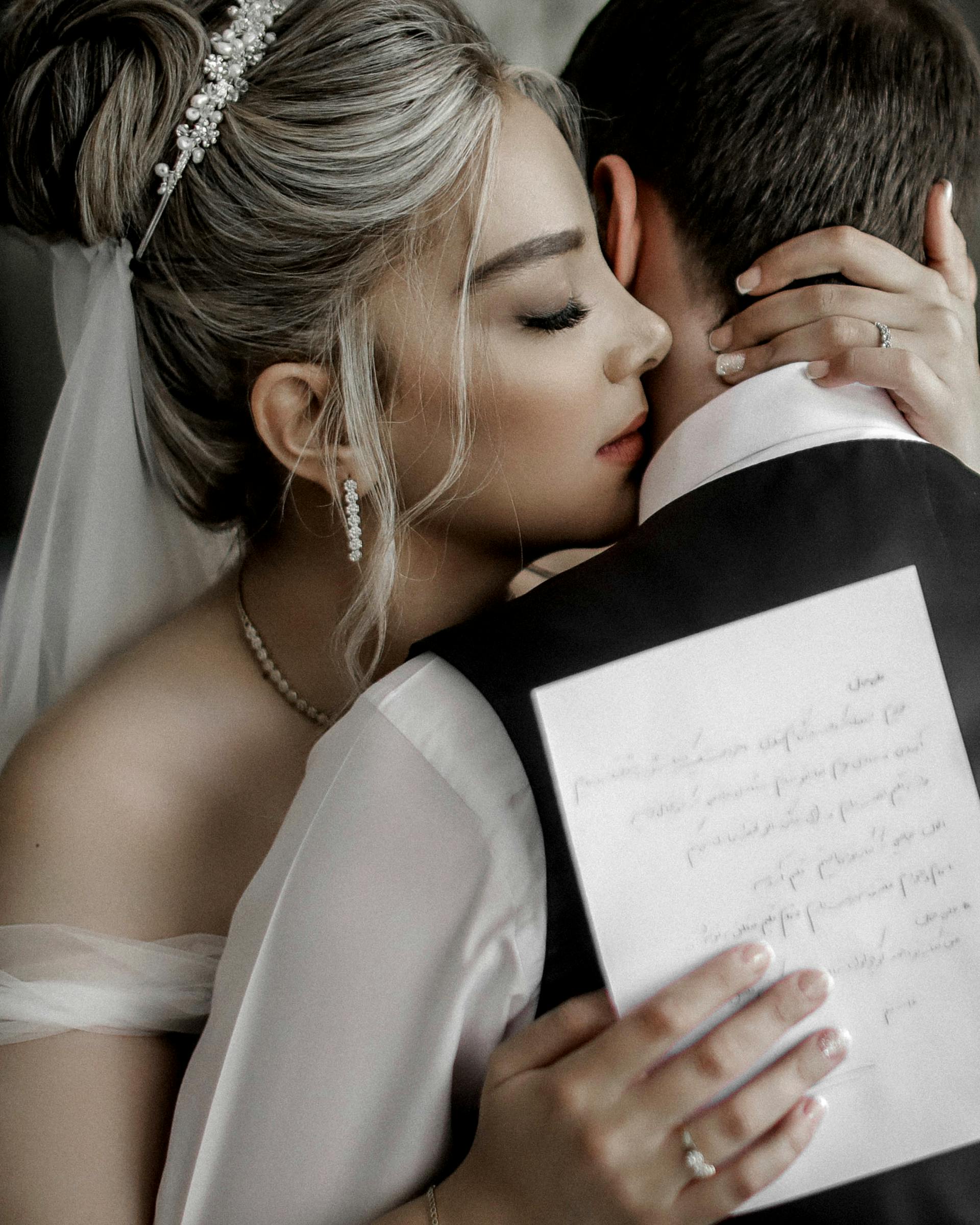 A bride and groom hugging | Source: Pexels