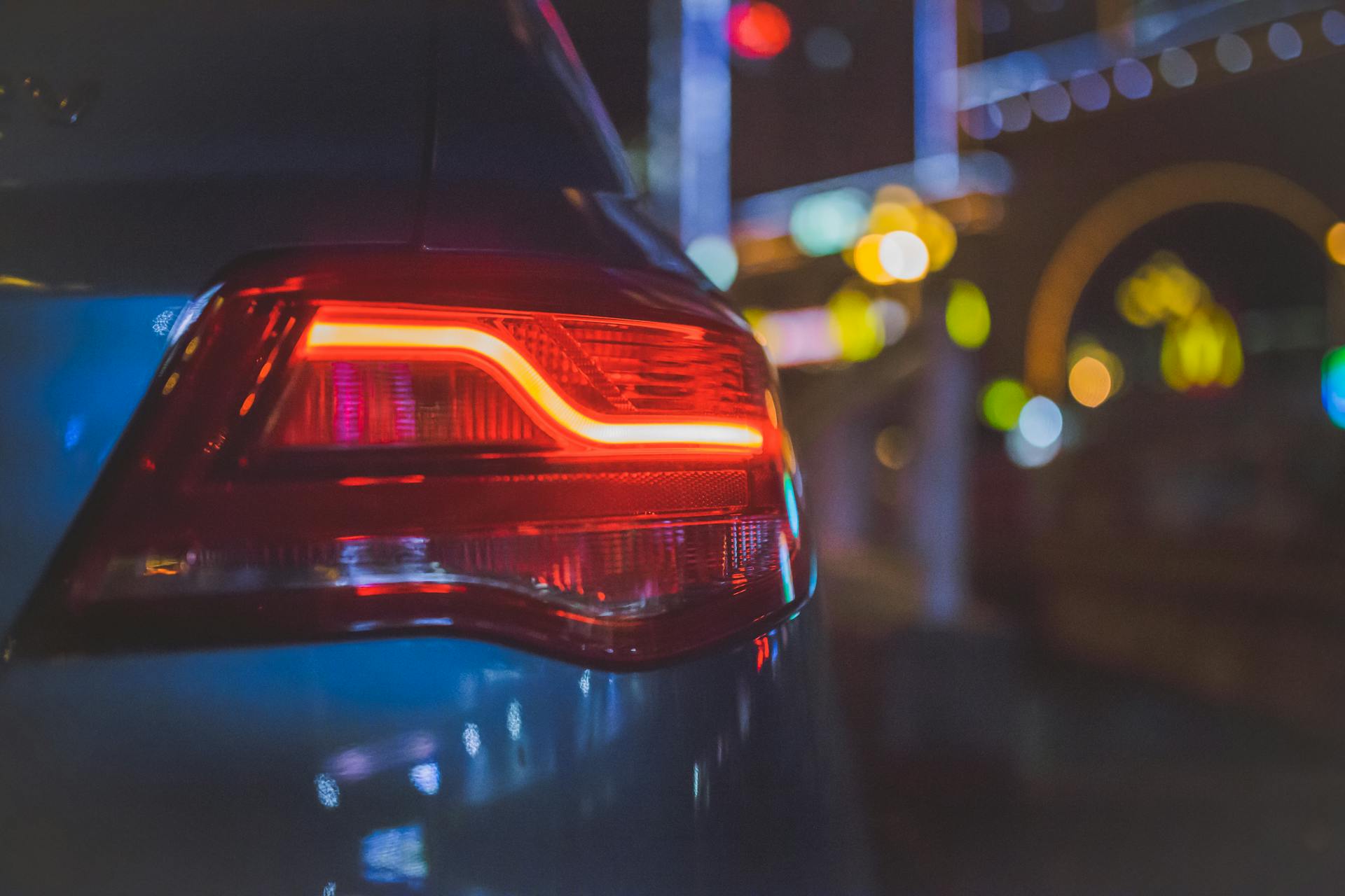 Backlight of a car at night | Source: Pexels