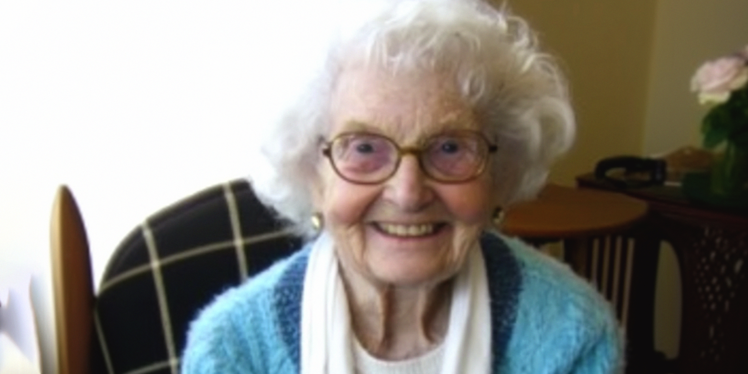 A smiling older woman sitting on a chair | Source: AmoMama