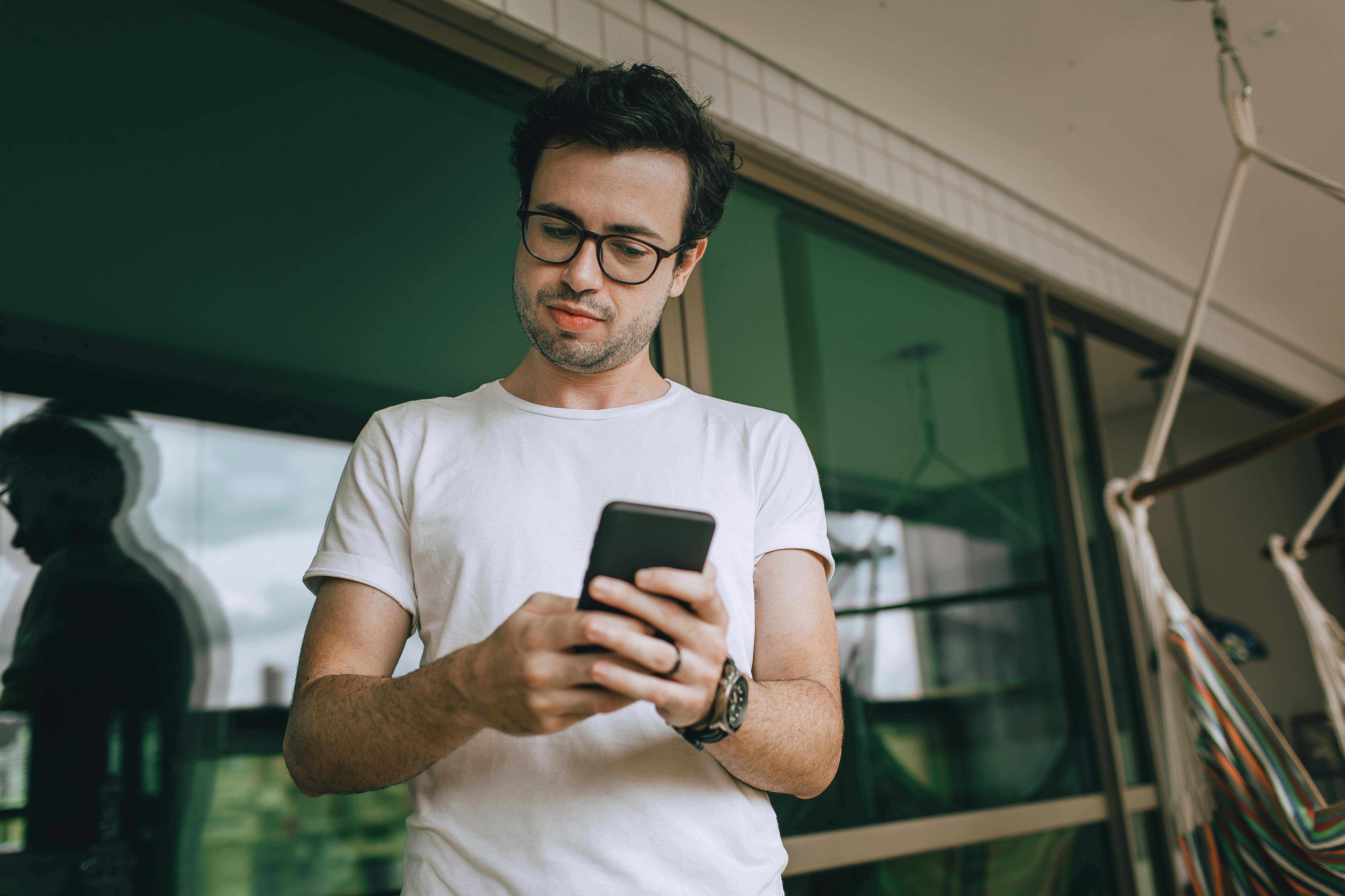 A worried man texting | Source: Pexels