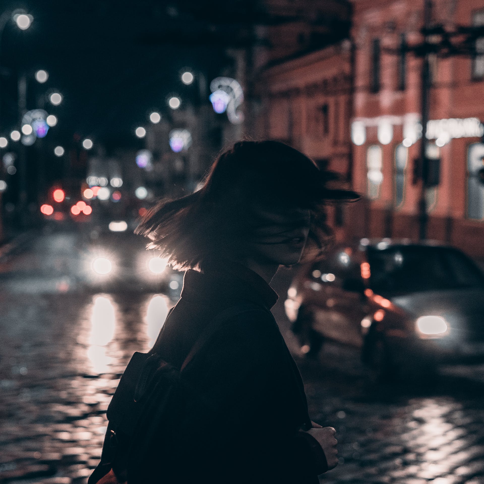 A woman walking alone at night | Source: Pexels