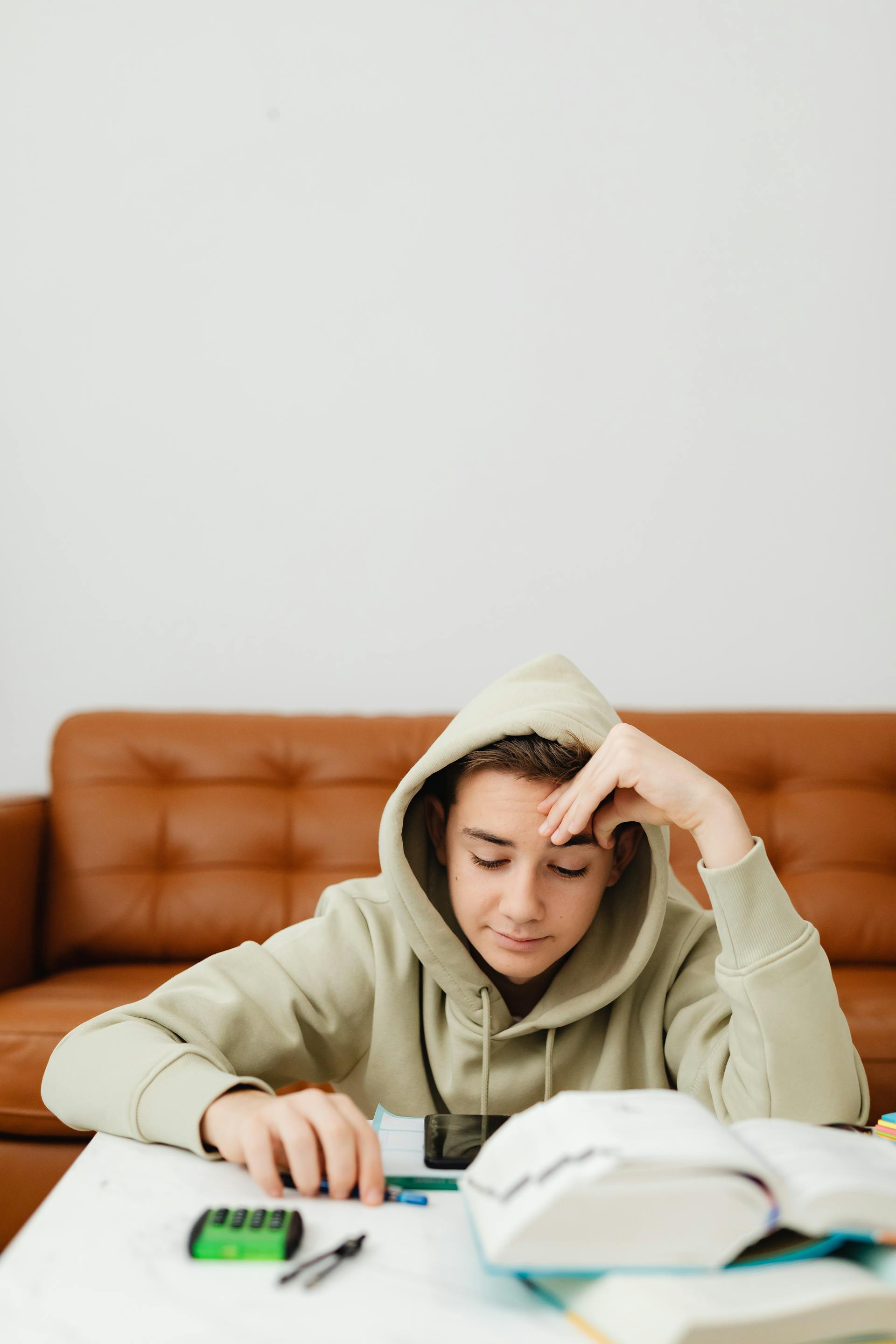 A boy studying | Source: Pexels